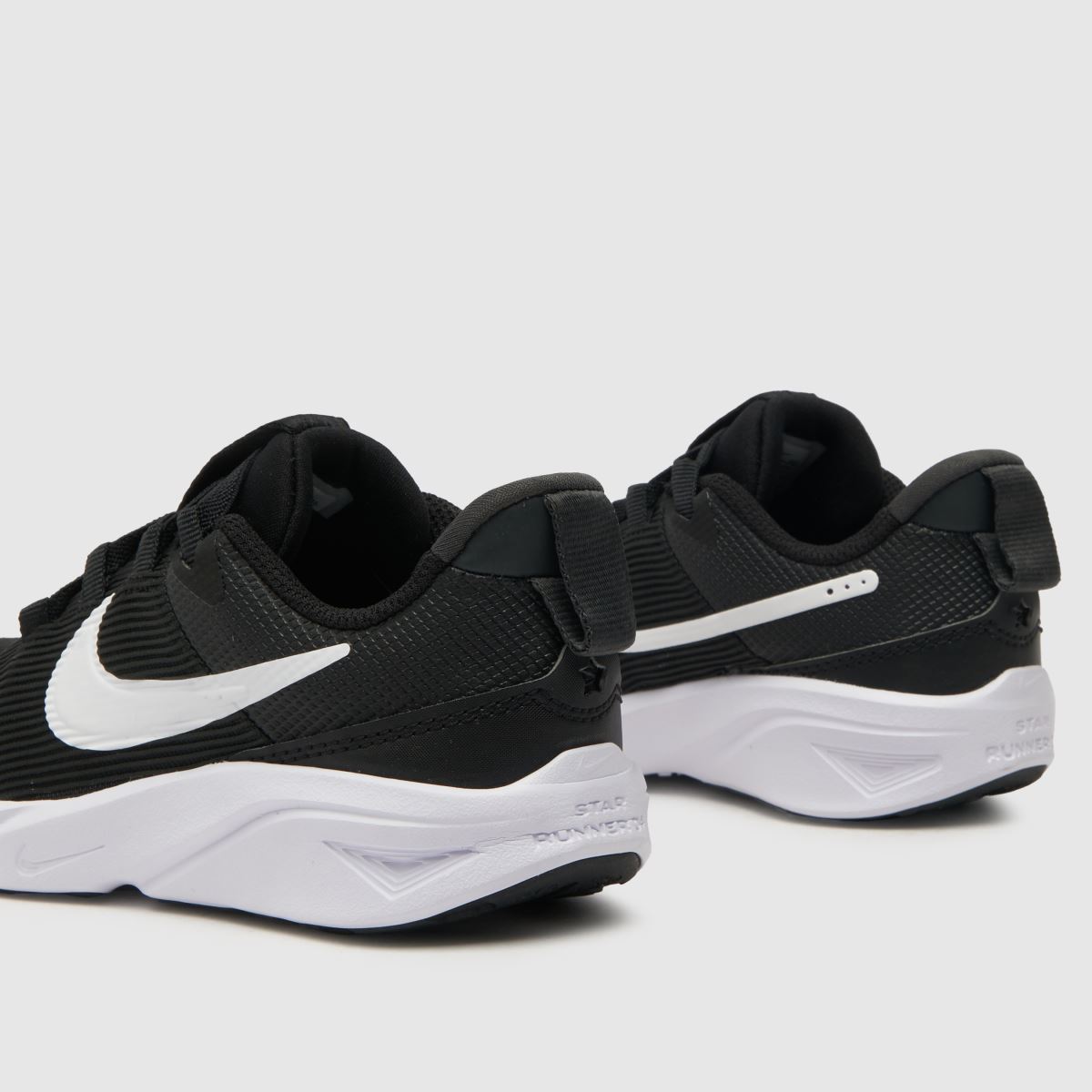 Črno-beli športni copati Nike Star Runner 4 Junior