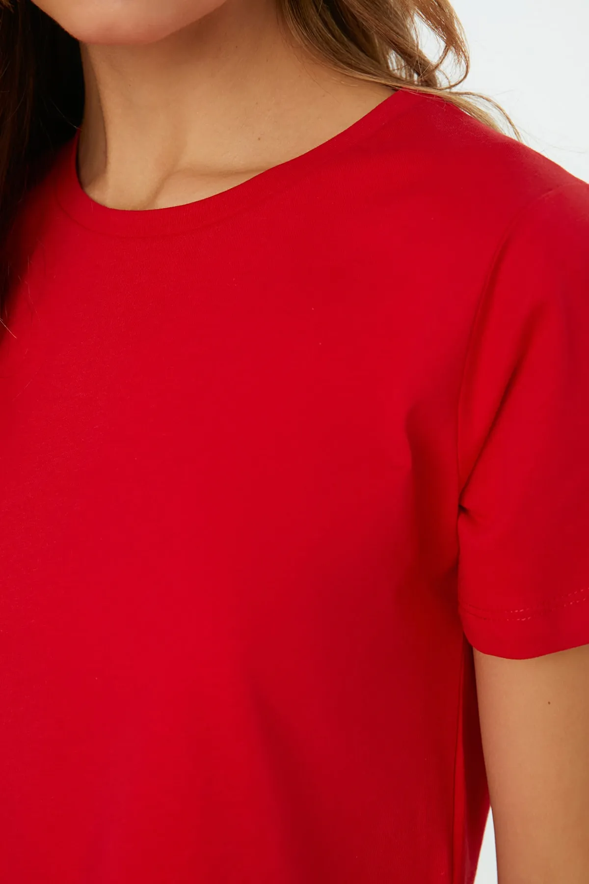 Trendyol Collection  Rotes, kurz geschnittenes Strick-T-Shirt aus 100 % Baumwolle mit Rundhalsausschnitt TWOSS20TS0135