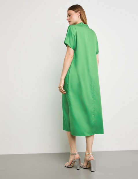 Fließendes Midikleid mit V-Ausschnitt