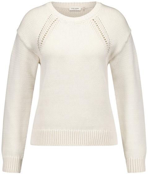 Moderner Strickpullover mit Lochstrickdetails