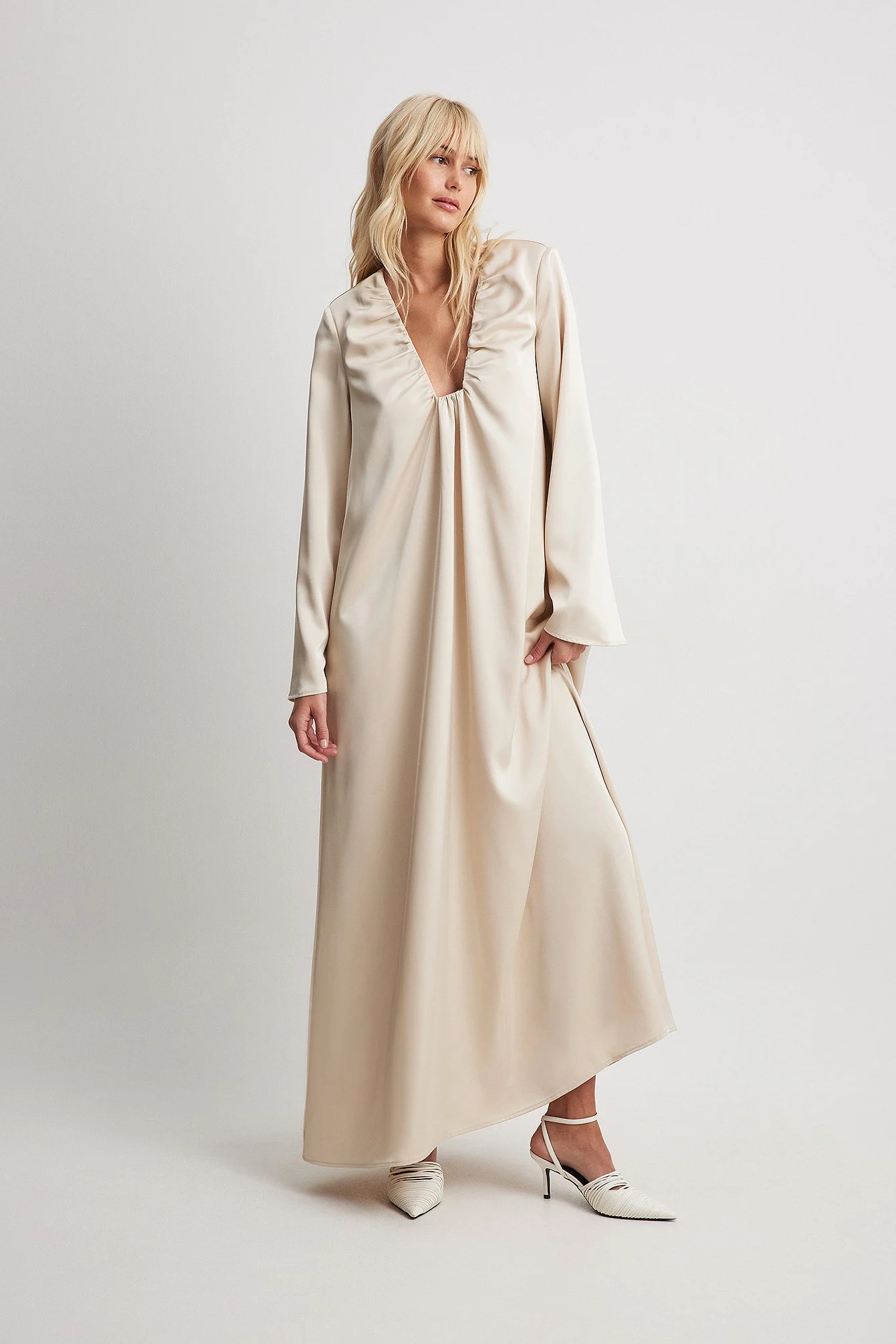 Satin-Maxikleid mit Rüschen am Ausschnitt