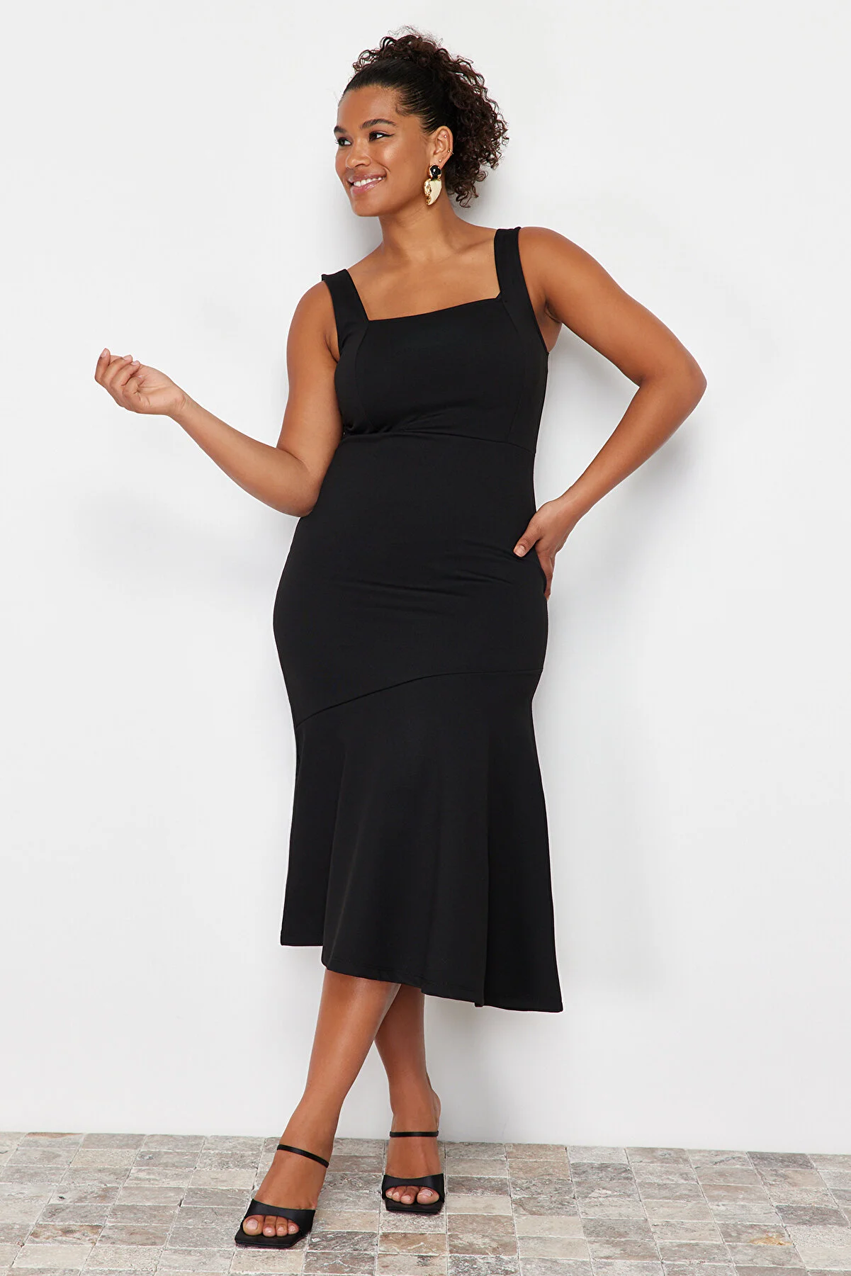 Trendyol Curve  Schwarzes Midi-Strickkleid mit Rüschendetail TBBSS24AH00048