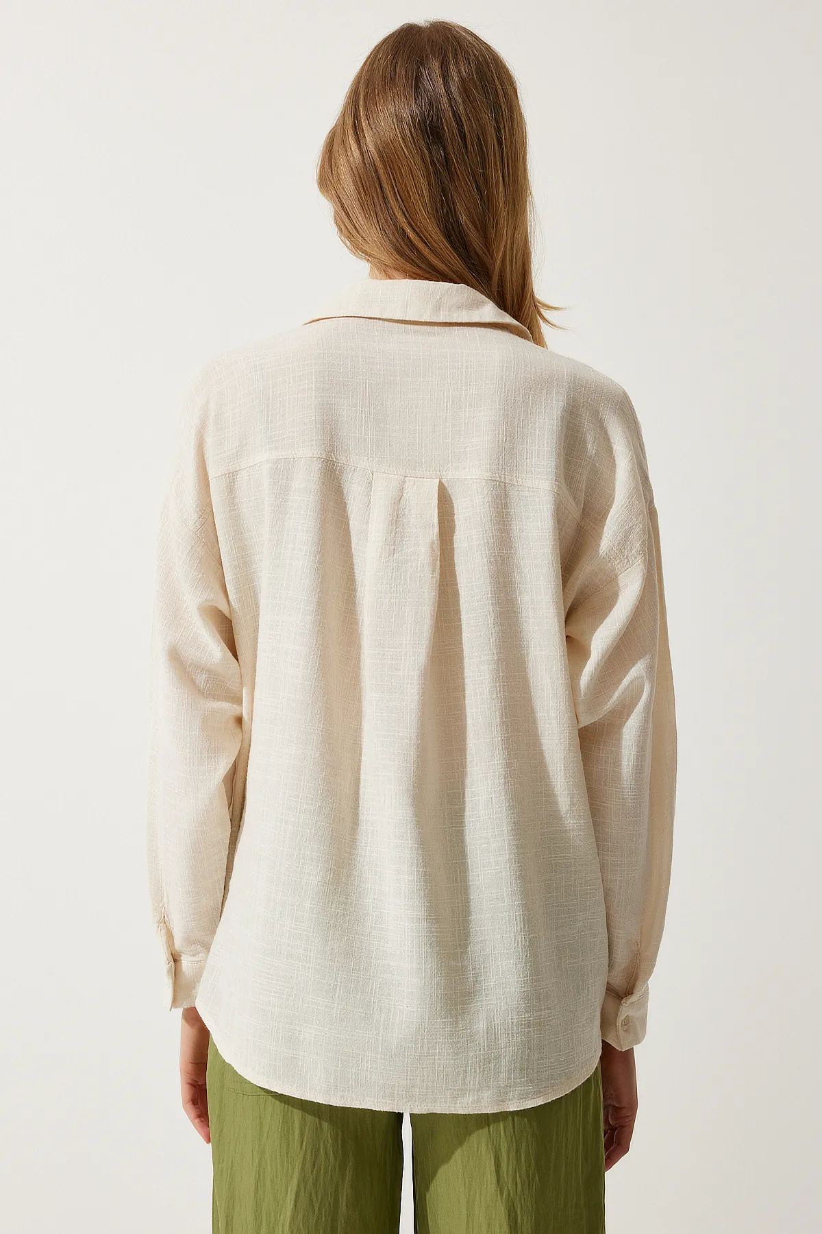 Happiness İstanbul  Cremefarbenes Oversize-Leinenhemd für Damen mit Taschen MX00152
