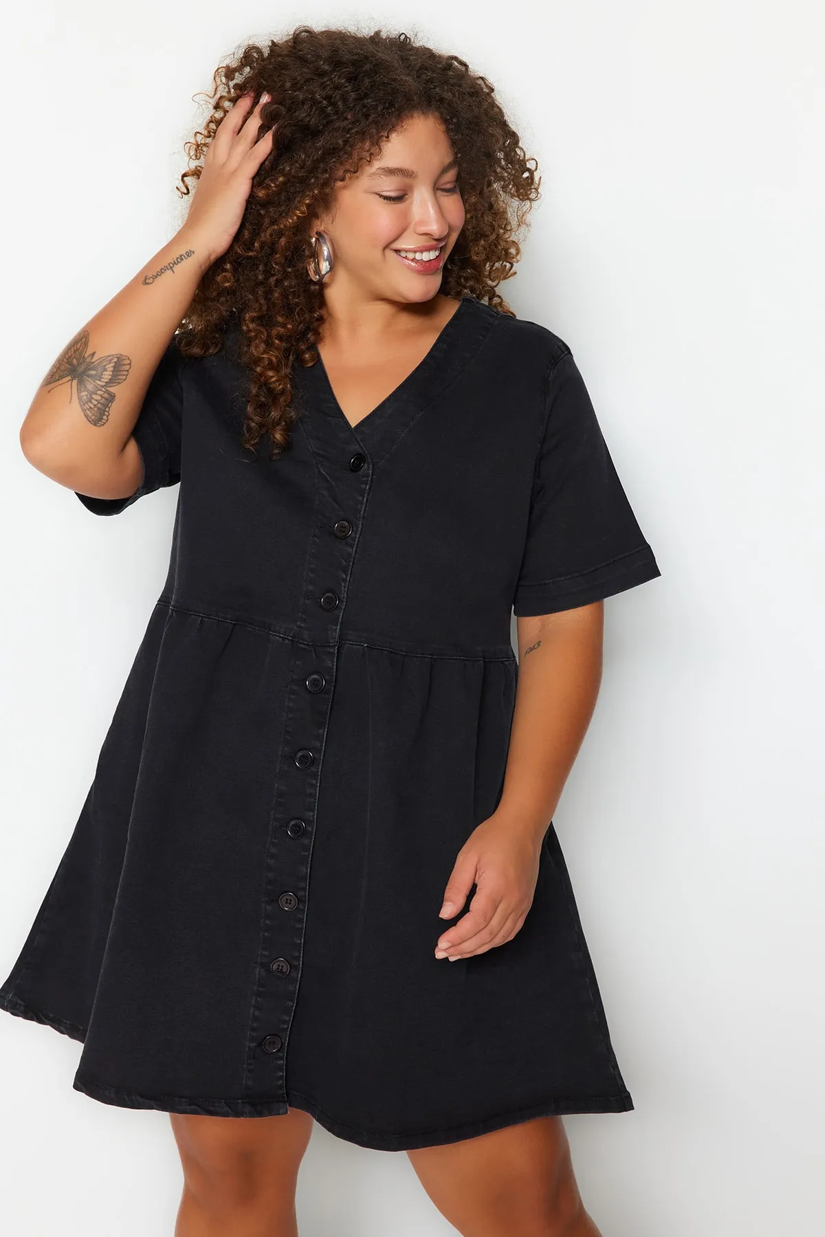Trendyol Curve  Anthrazitfarbenes Jeanskleid mit Taillenöffnung/Skater-V-Ausschnitt TBBBSS23AH00078