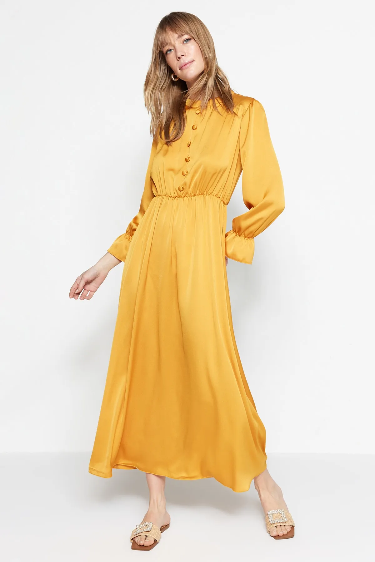 Trendyol Modest  Senfgelbes Abendkleid aus Satin mit Brit-Details TCTSS22EB0090
