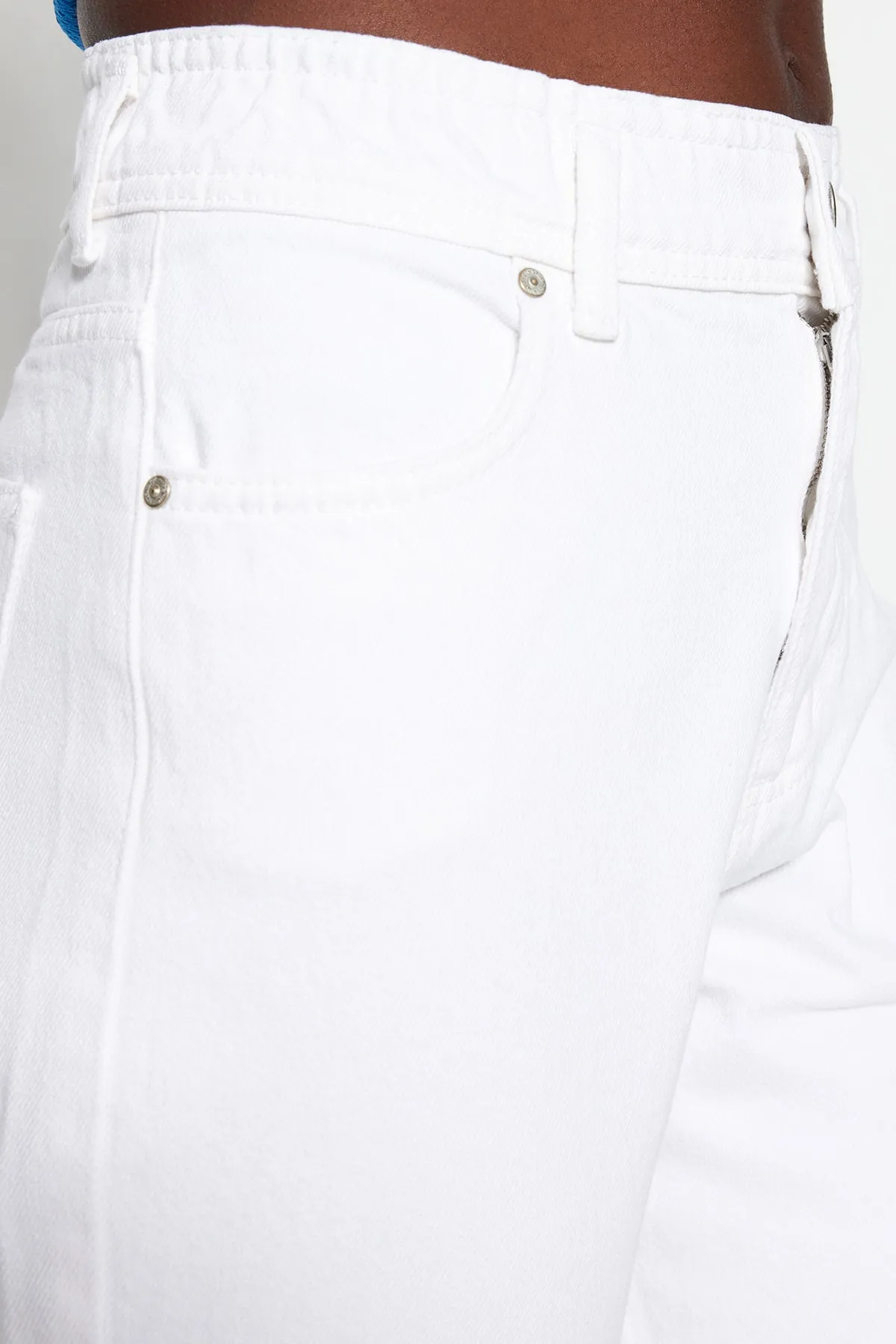 Trendyol Collection  Weiße Mom-Jeans mit elastischem Bund TWOSS20JE0428