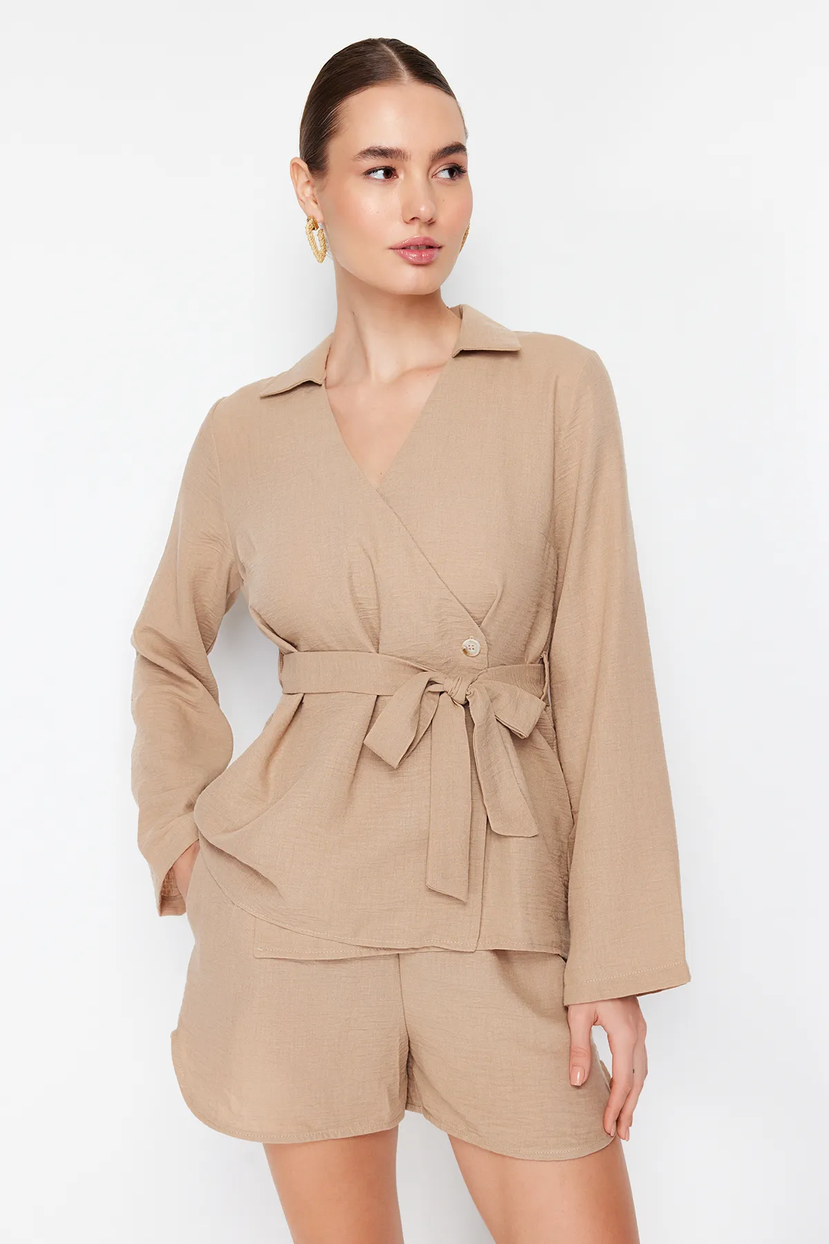 Trendyol Collection  Nerzfarbene, zweireihige Webbluse mit V-Ausschnitt und Bindedetail TWOSS24BZ00371