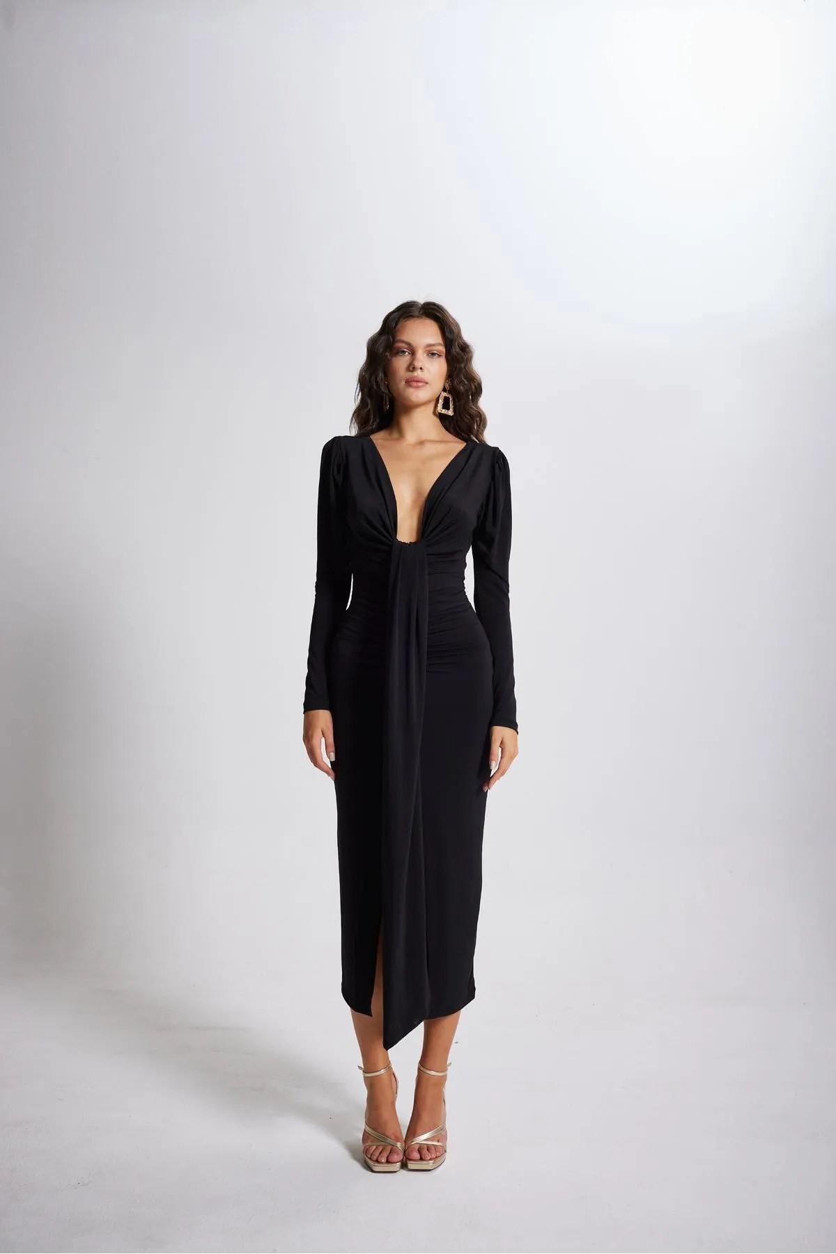 HOLLY LOLLY  Maxi-Moonlight-Kleid mit V-Ausschnitt und Wassermelonenärmeln in Schwarz