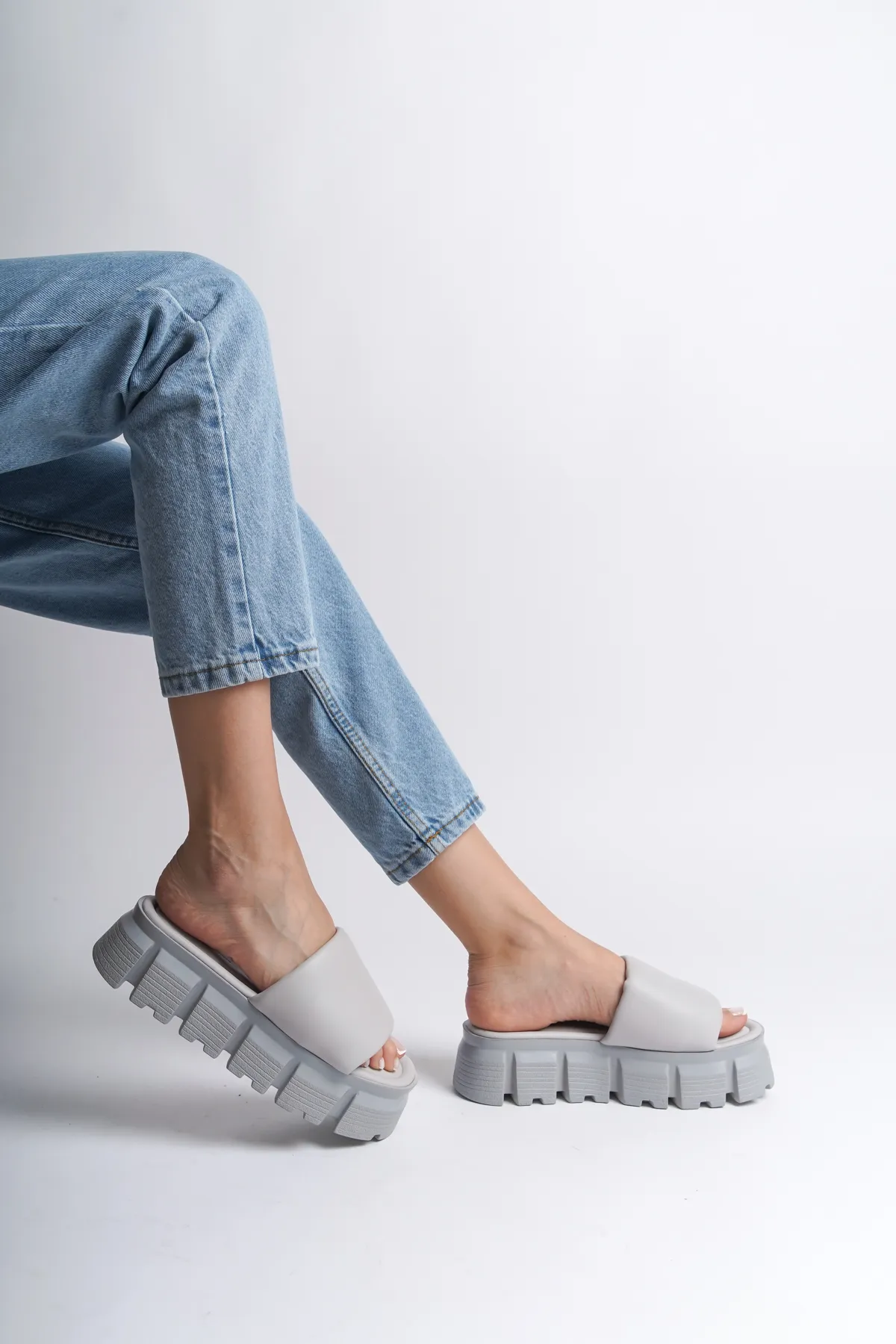 Capone Outfitters  Tello Damen-Hausschuhe mit Keilabsatz und einem Riemen