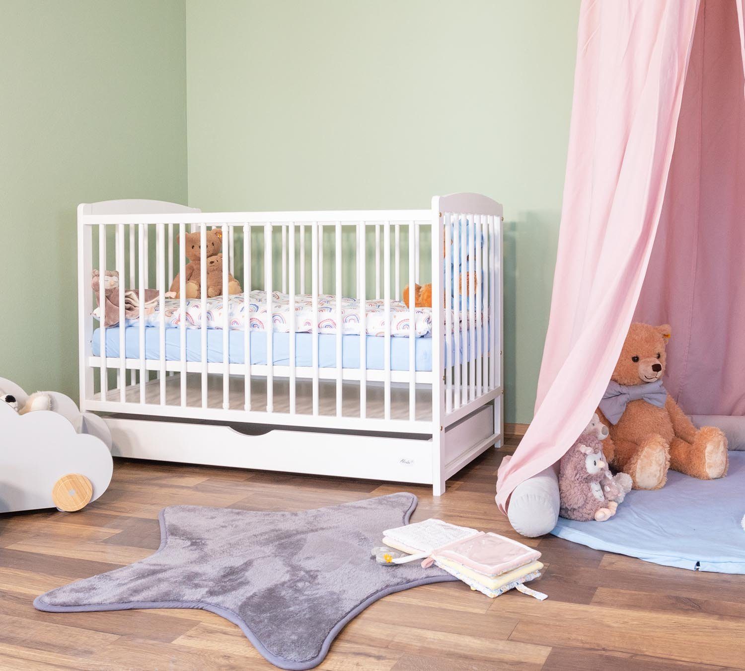 Alcube Babybett Emmi I Entdecken Sie unser Babybett - perfekt für Ihr Baby! BESTSELLER, 60x120 cm aus Kiefernholz inkl. Lattenrost und Rausfallschutz
