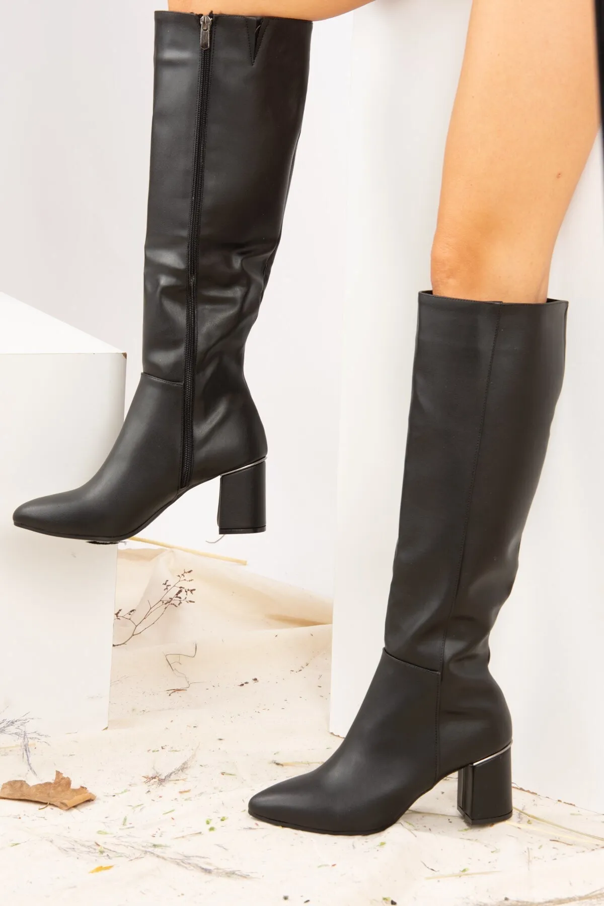 Fox Shoes  Schwarze Damenstiefel aus Kunstleder J518111409