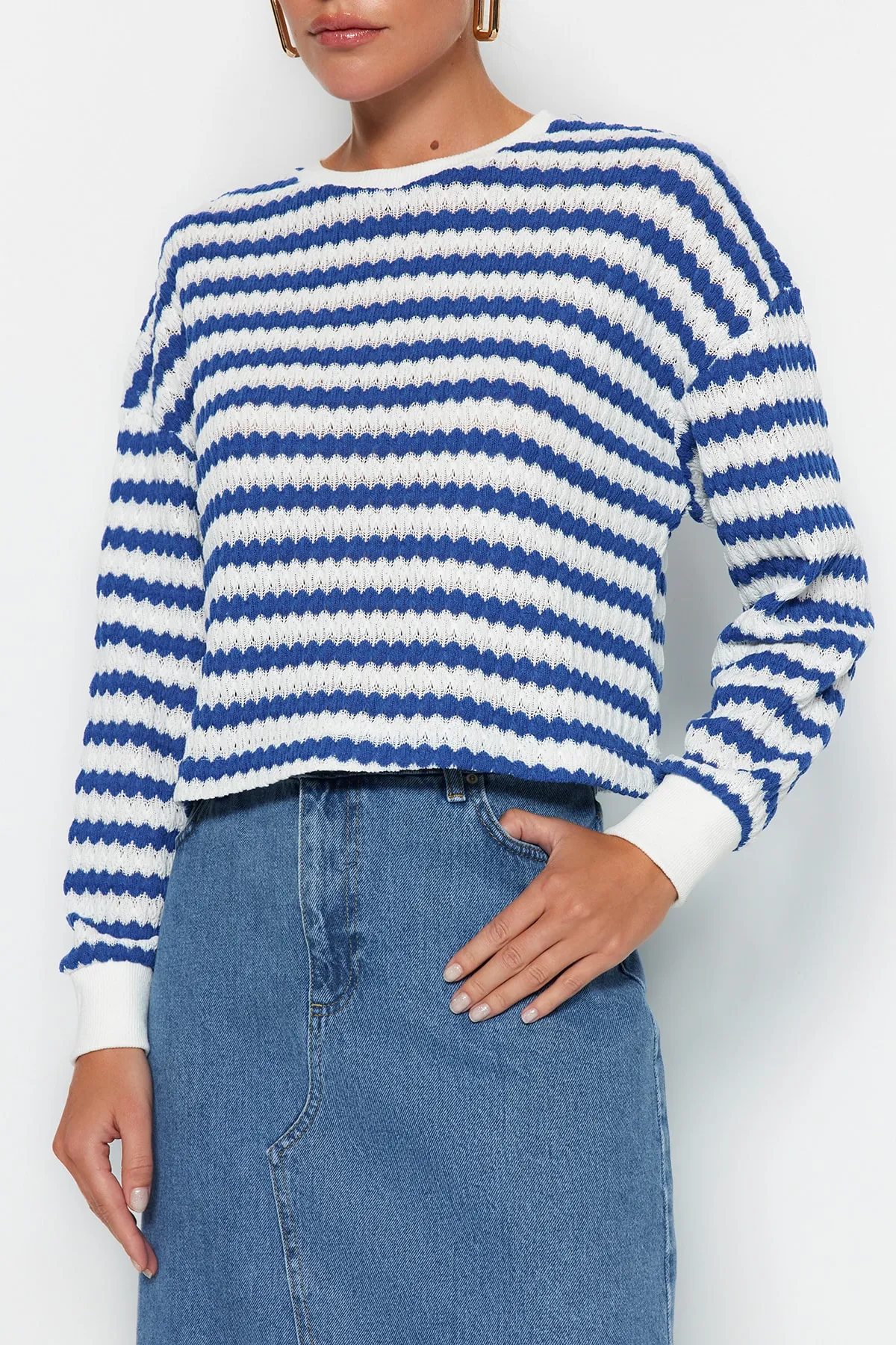 Trendyol Collection  Blau gestreifter Strickpullover TWOAW24KZ00150