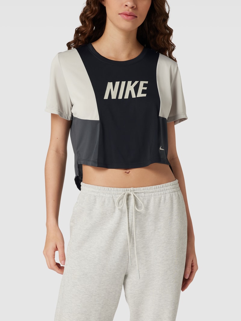 Cropped T-Shirt mit Rundhalsausschnitt in schwarz