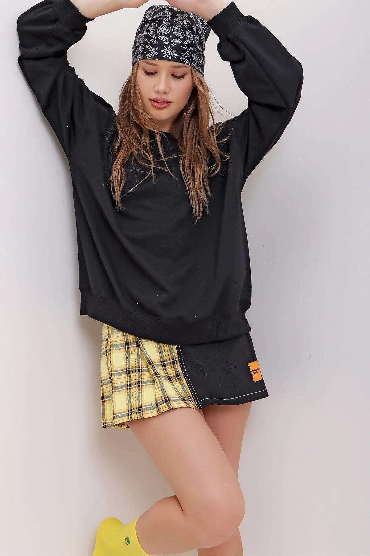 Trend Alaçatı Stili  Schwarzes Oversize-Sweatshirt mit Rundhalsausschnitt für Damen ALC-669-001