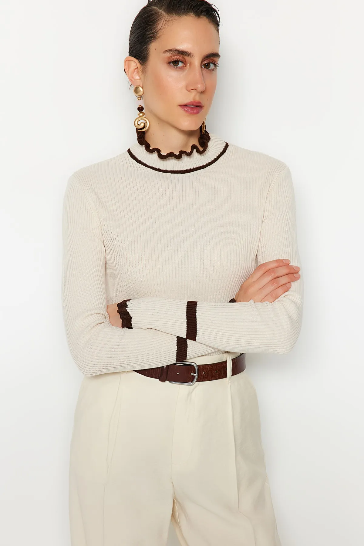 Trendyol Collection  Strickpullover mit Blockfarben in Stein TWOAW22KZ1250