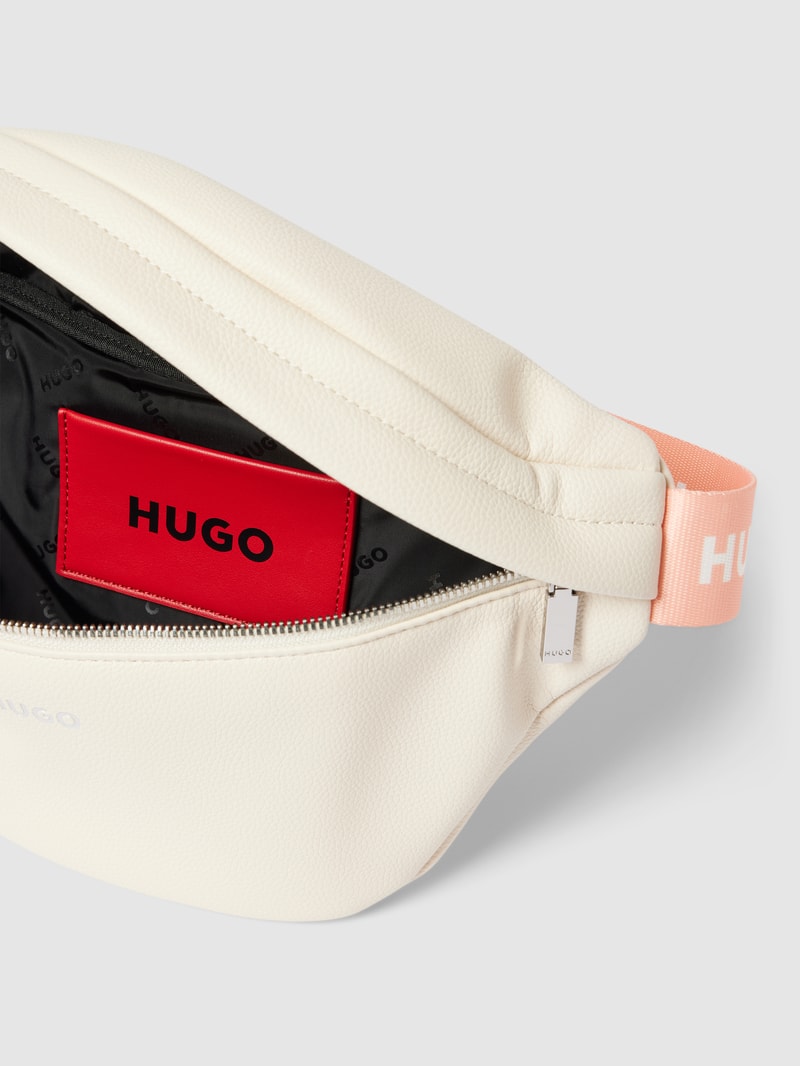 Bauchtasche in Leder-Optik mit Label-Details in offwhite