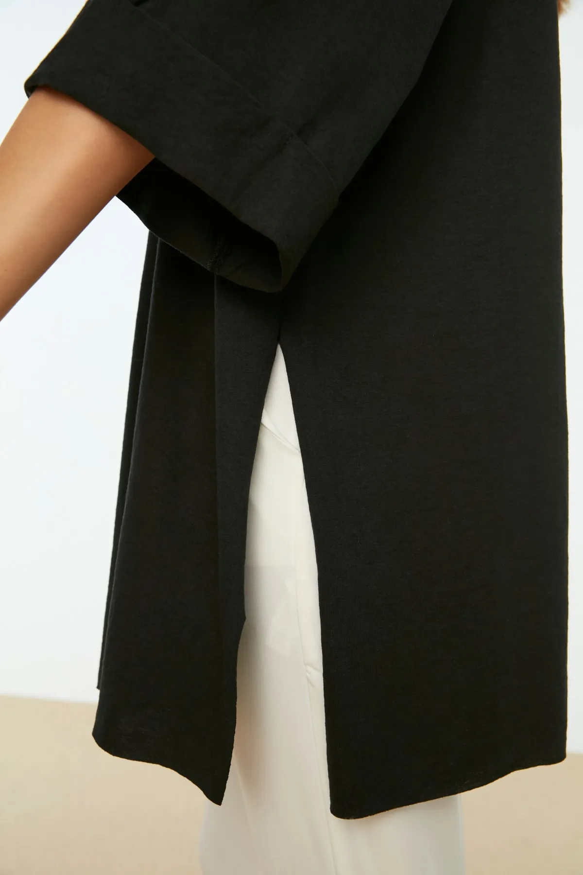 Trendyol Collection  Schwarzes, doppelärmeliges, weit geschnittenes, asymmetrisches Boyfriend-Strick-T-Shirt TWOSS20TS0828