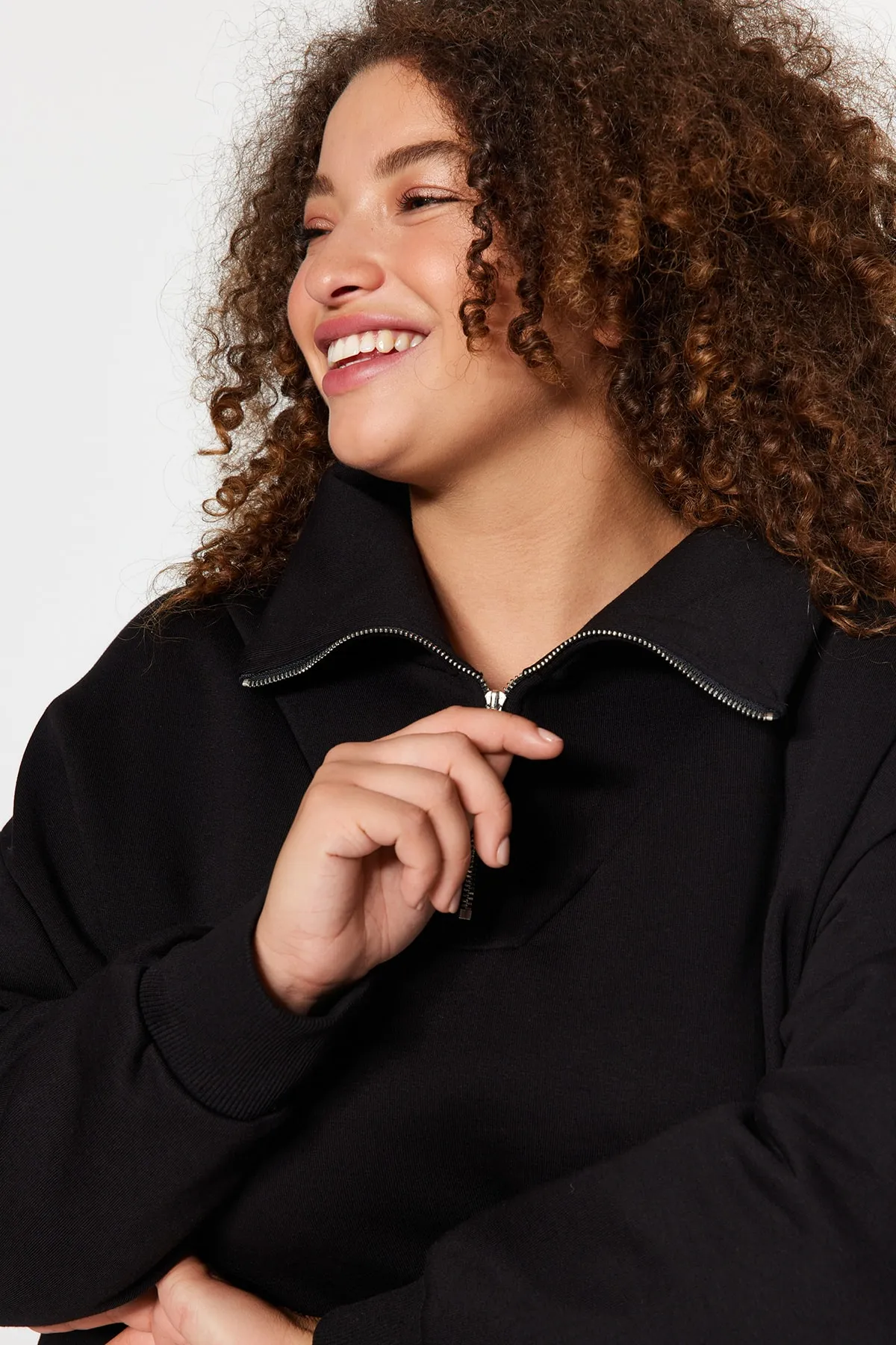 Trendyol Curve  Schwarzes, dickes Fleece-Innenseite-Strick-Sweatshirt mit Reißverschluss TBBAW24AO00017