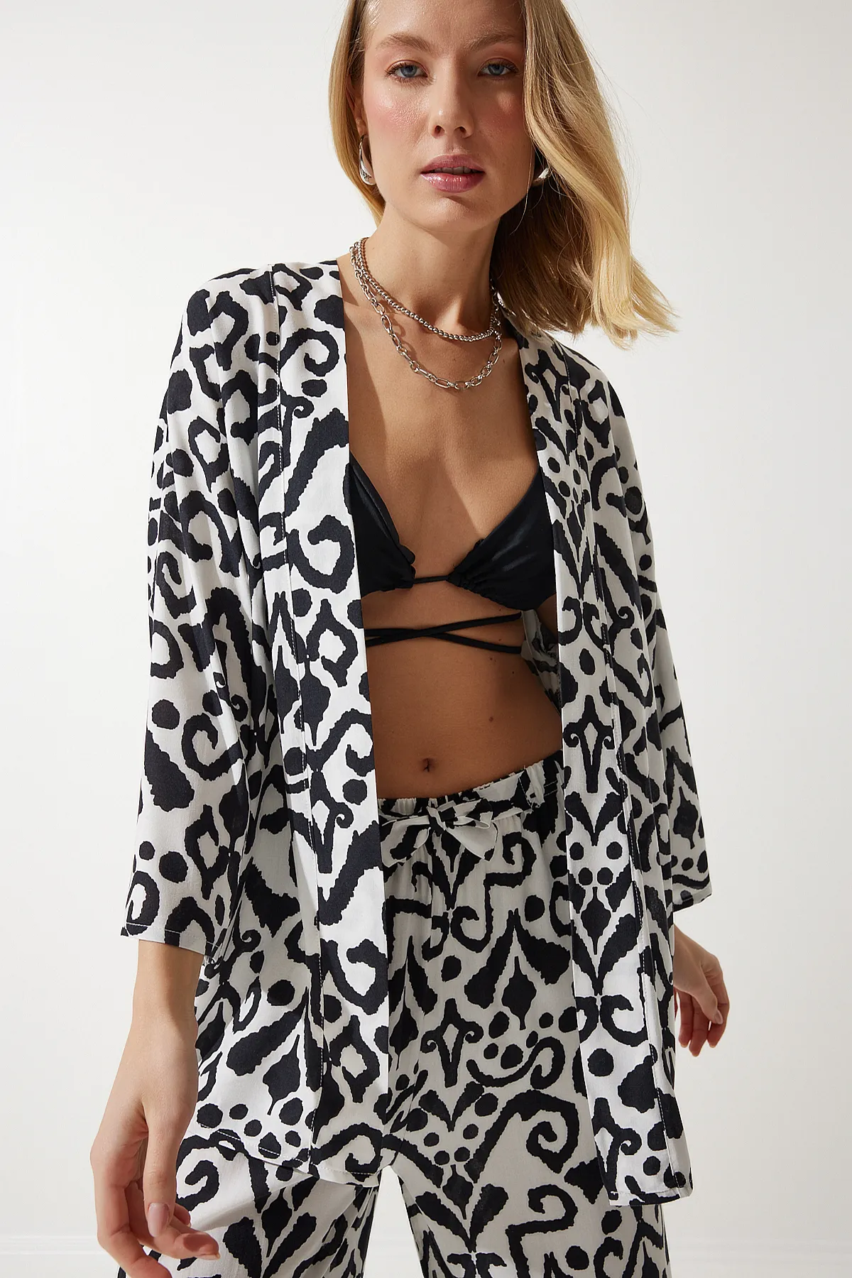 Happiness İstanbul  Schwarz-weiß gemustertes Kimono-Palazzo-Hosen-Set für Damen EN00614