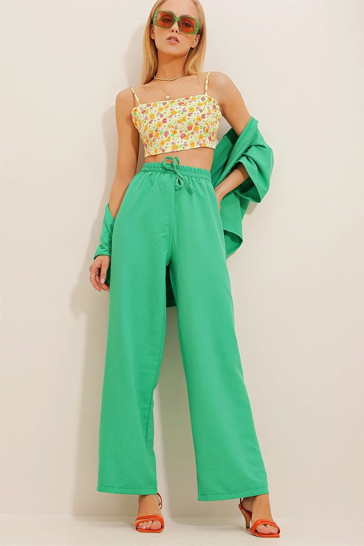 Trend Alaçatı Stili  Grüne Aerobin-Hose mit elastischem Bund und entspanntem Schnitt für Damen ALC-X6625