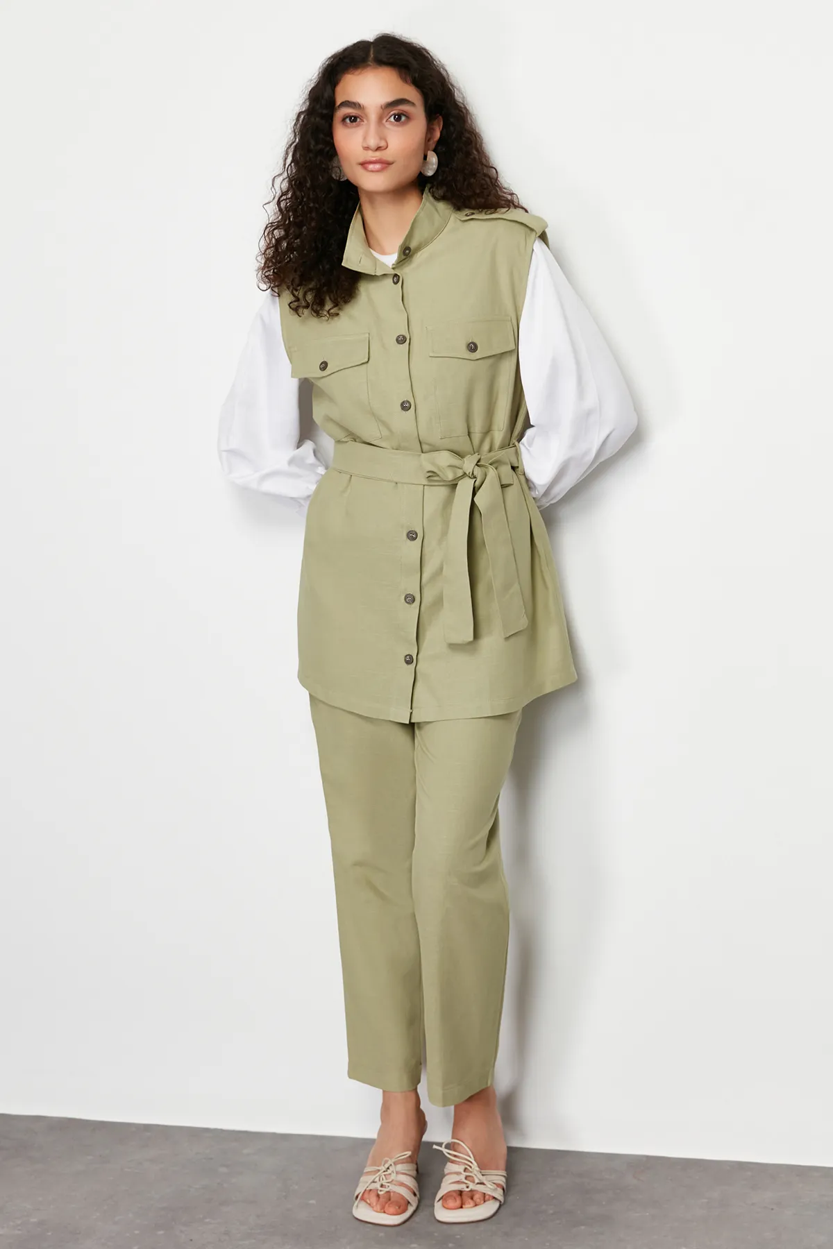 Trendyol Modest  Khakifarbenes Set mit Safari-Gabardine-Weste, Hose, Oberteil und Unterteil und Taschendetails TCTSS24US00034