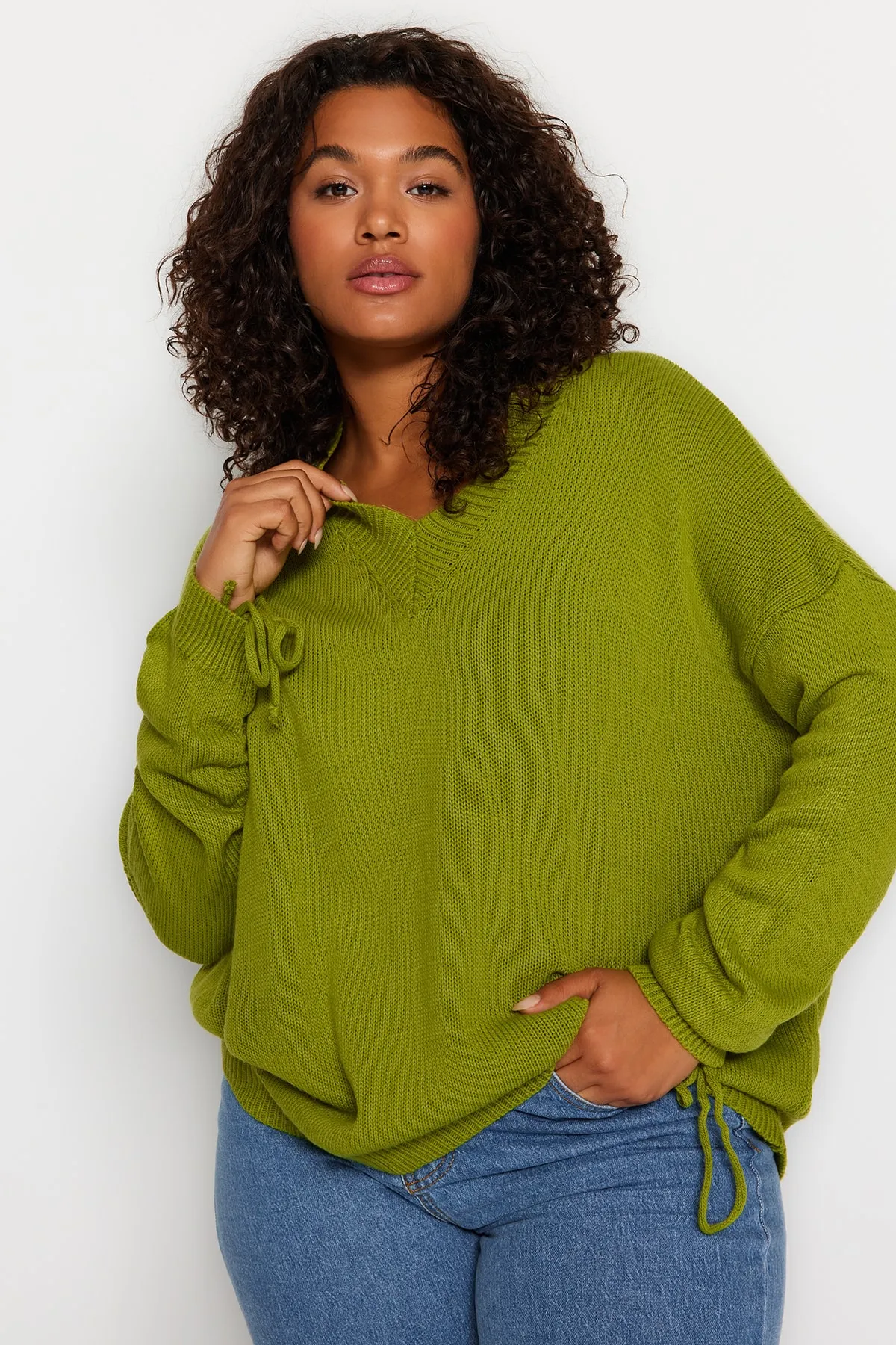 Trendyol Curve  Pistaziengrüner, geraffter Strickpullover mit V-Ausschnitt und Ärmeln TBBAW23AN00023