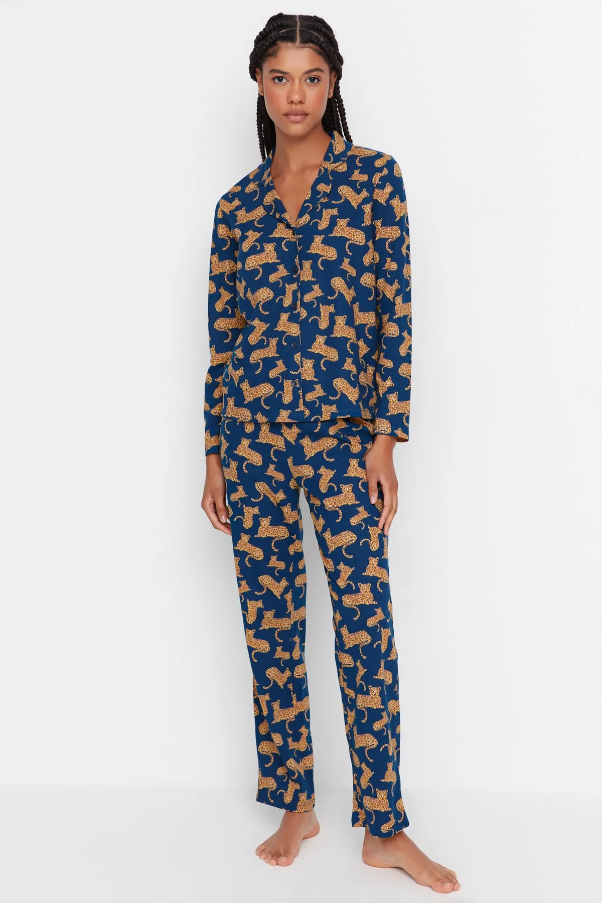 Trendyol Collection  Petrolfarbenes Pyjama-Set aus Strick mit Gepardenmuster THMAW23PT00150