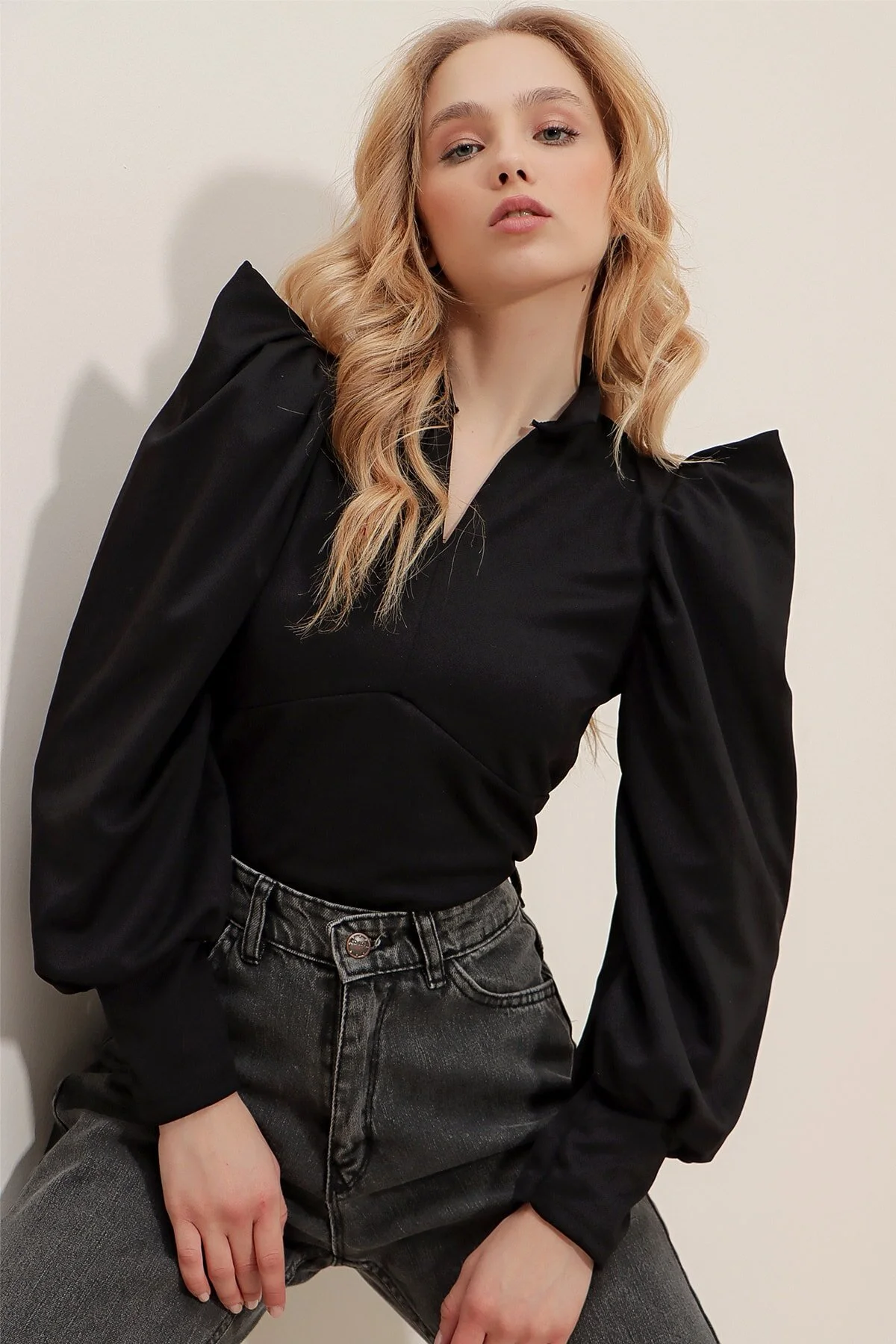 Trend Alaçatı Stili  Schwarze gewebte Crop-Bluse mit vollem Kragen und Prinzessinnenärmeln für Damen ALC-X9659