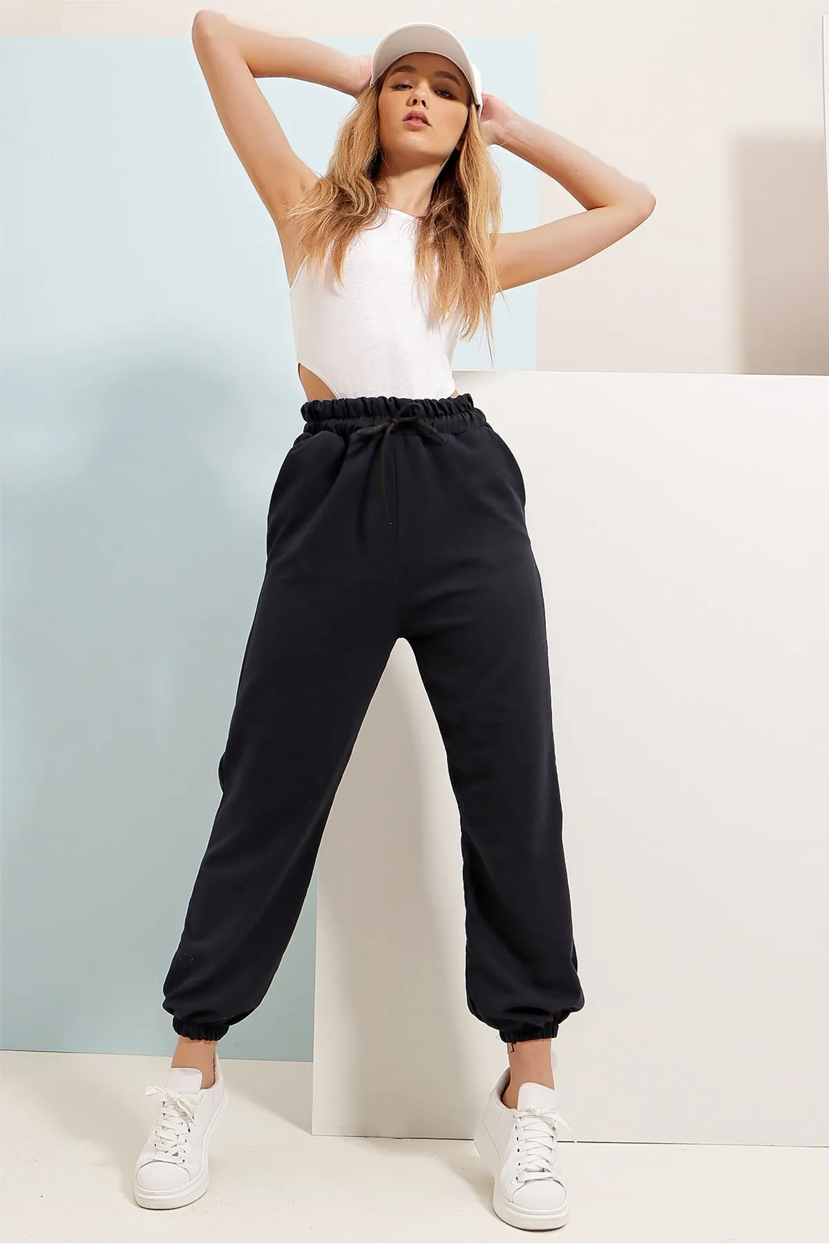 Trend Alaçatı Stili  Marineblaue Jogginghose mit elastischem Bein und zwei Fäden für Damen ALC-Y2933