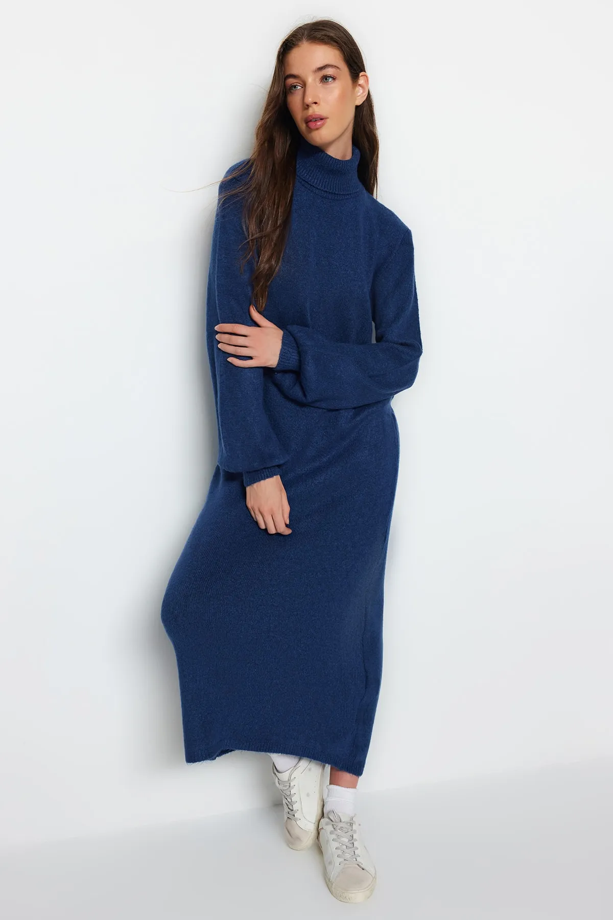 Trendyol Collection  Indigofarbenes Midi-Strickkleid mit weicher Struktur TWOAW24EL00033