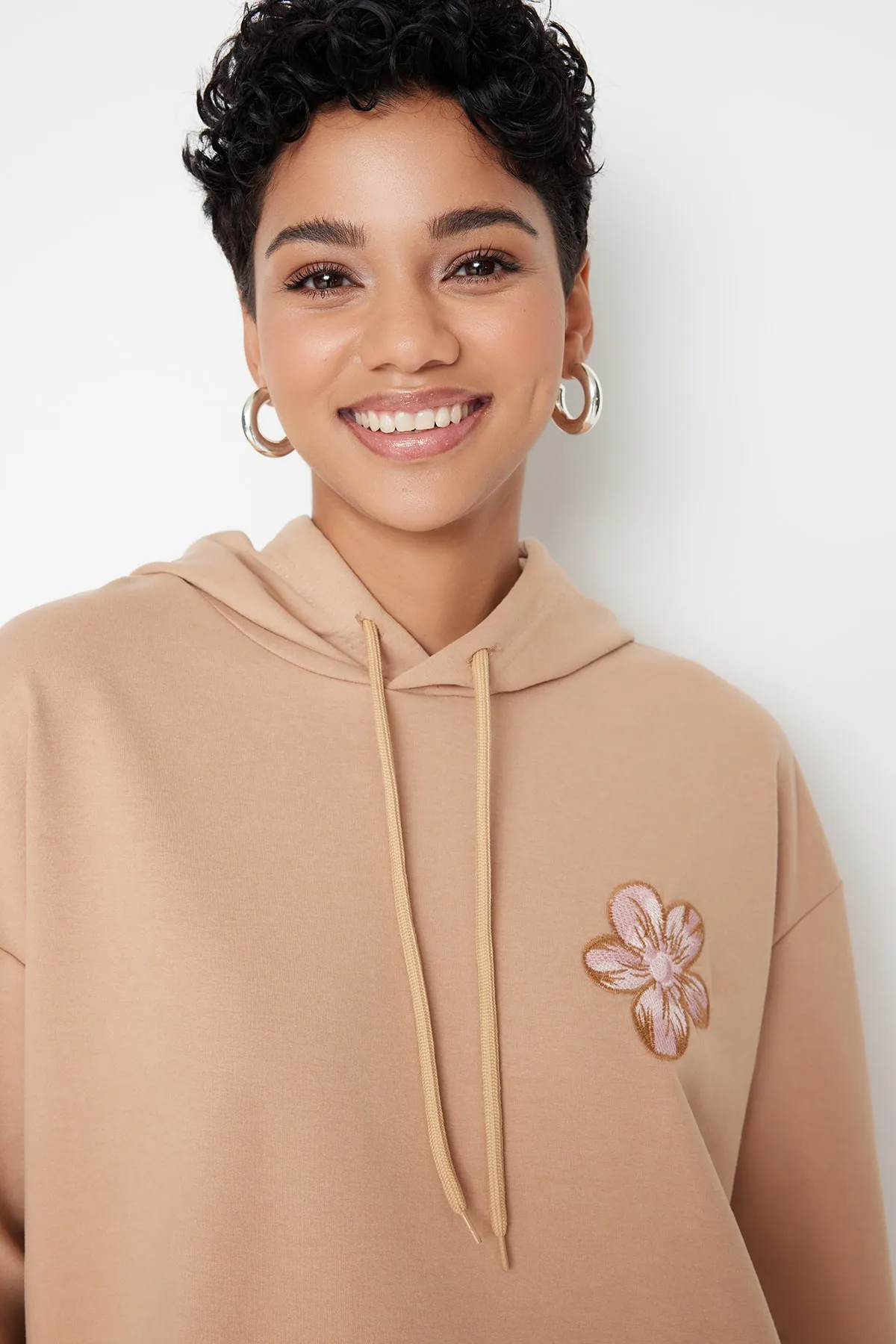 Trendyol Modest  Nerzfarbenes Strick-Trainingsanzug-Set mit Kapuze und Blumenmotiv TCTAW23EN00058