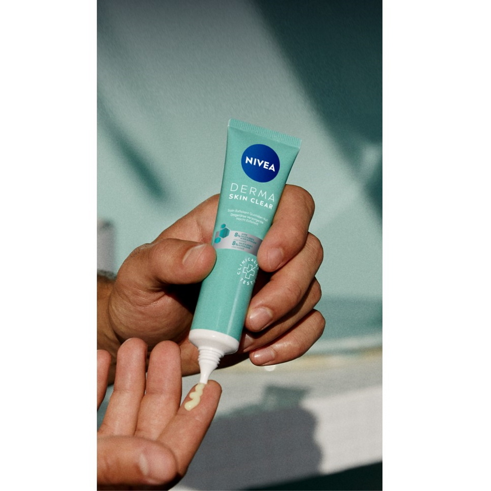 nivea DERMA SKIN CLEAR - Soin de nuit exfoliant visage 40ml Soin exfoliant nuit visage peaux à imperfections