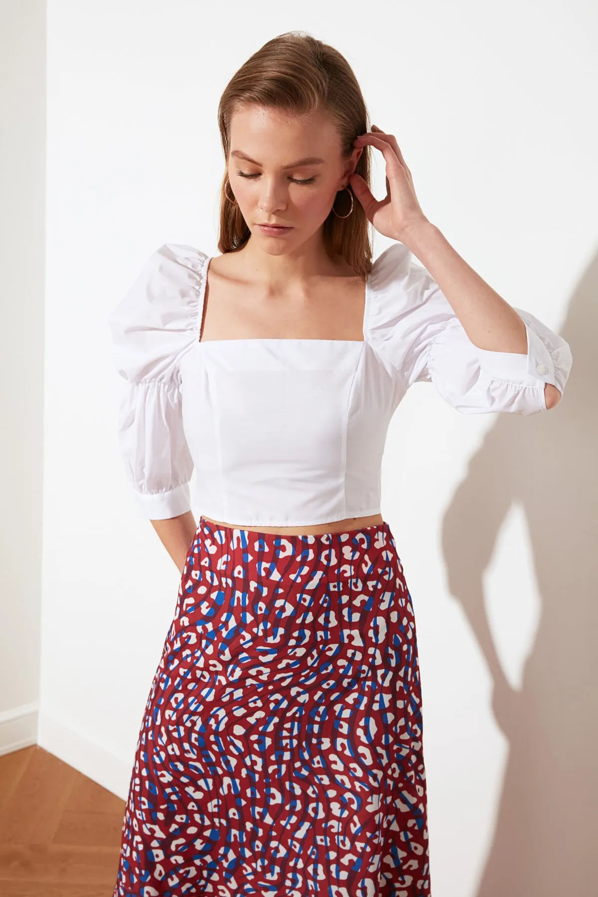 Trendyol Collection  Weiße, kurze, gewebte Bluse mit Ballonärmeln und quadratischem Ausschnitt TWOSS19XB0036
