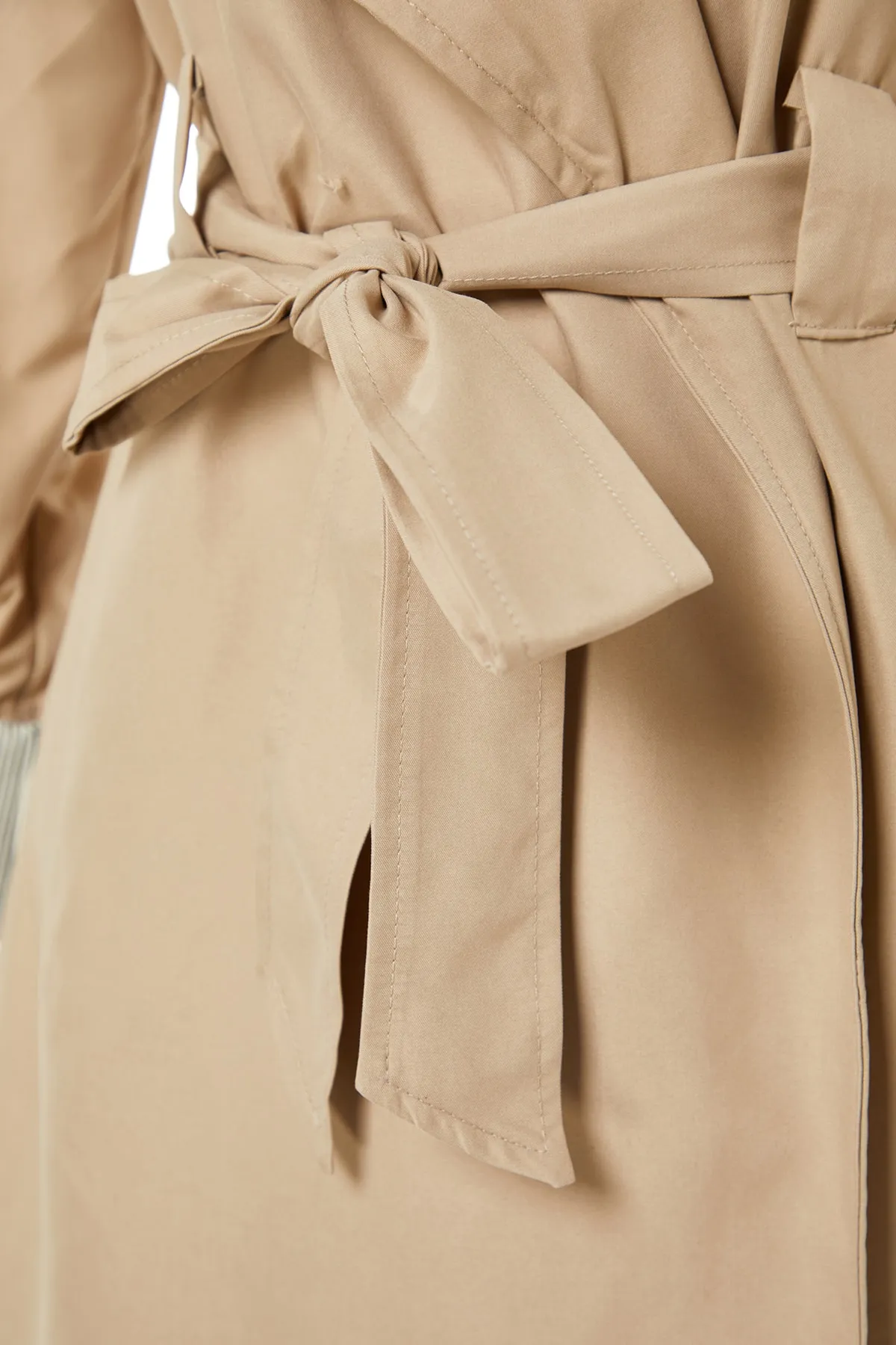 Trendyol Modest  Beiger gewebter Trenchcoat mit Bindedetail in der Taille TCTSS23CL00002