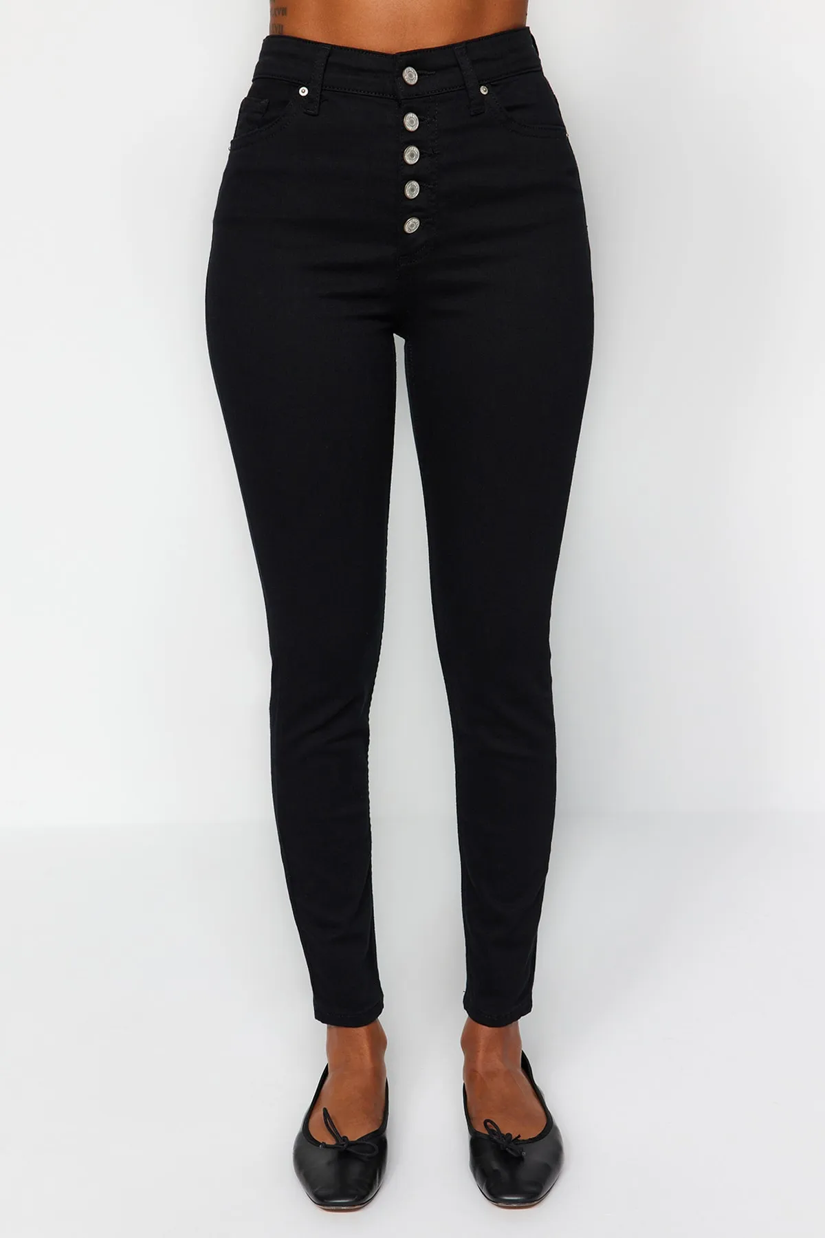 Trendyol Collection  Lichtechte schwarze Skinny Jeans mit hoher Taille und Knopfleiste vorne TWOAW24JE00090