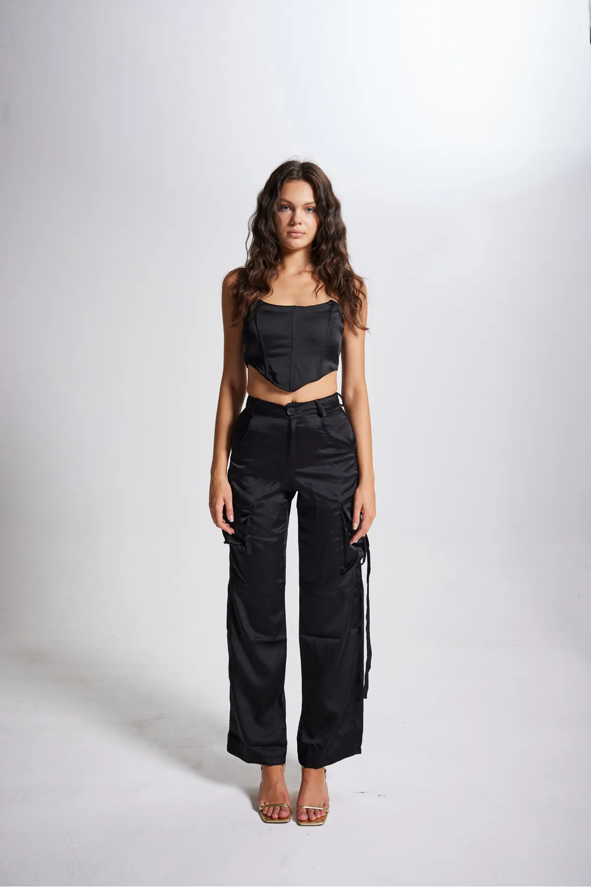 HOLLY LOLLY  Satin-Maddy-Hose mit hoher Taille und Cargotasche in Schwarz