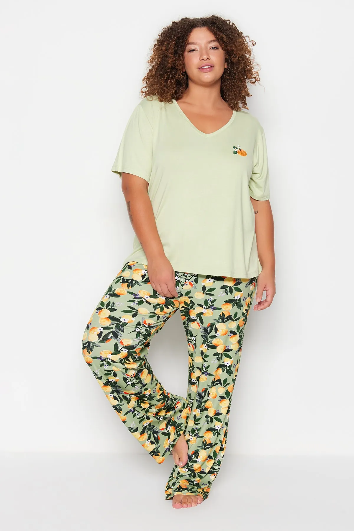 Trendyol Curve  Mintgrünes bedrucktes Pyjama-Set aus Strick TBBSS23AI00005