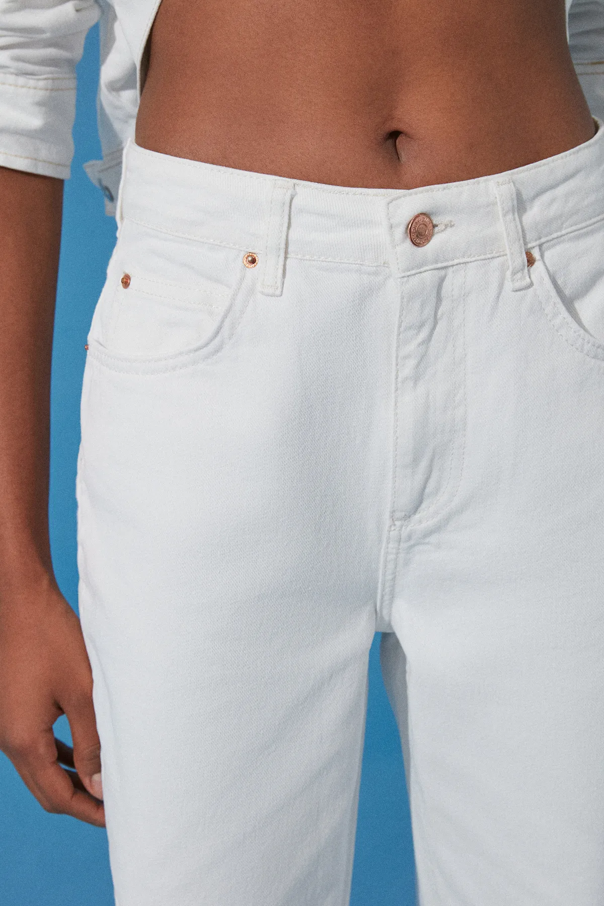 Trendyol Collection  Weiße zerrissene Jeans mit weitem Bein und hoher Taille TWOSS24JE00166
