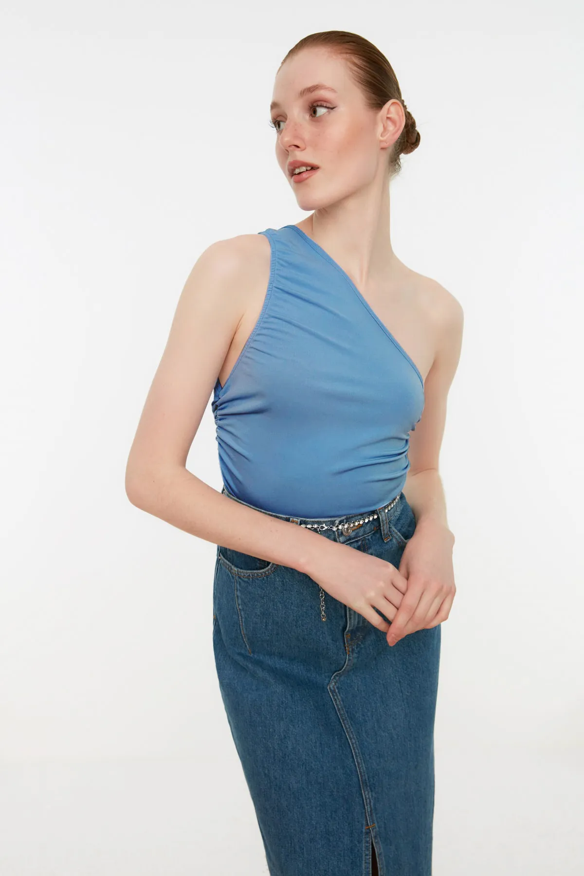 Trendyol Collection  Blaue, taillierte/taillierte Bluse aus Stretch-Strick mit Raffung und einer Schulter TWOSS21BZ0590