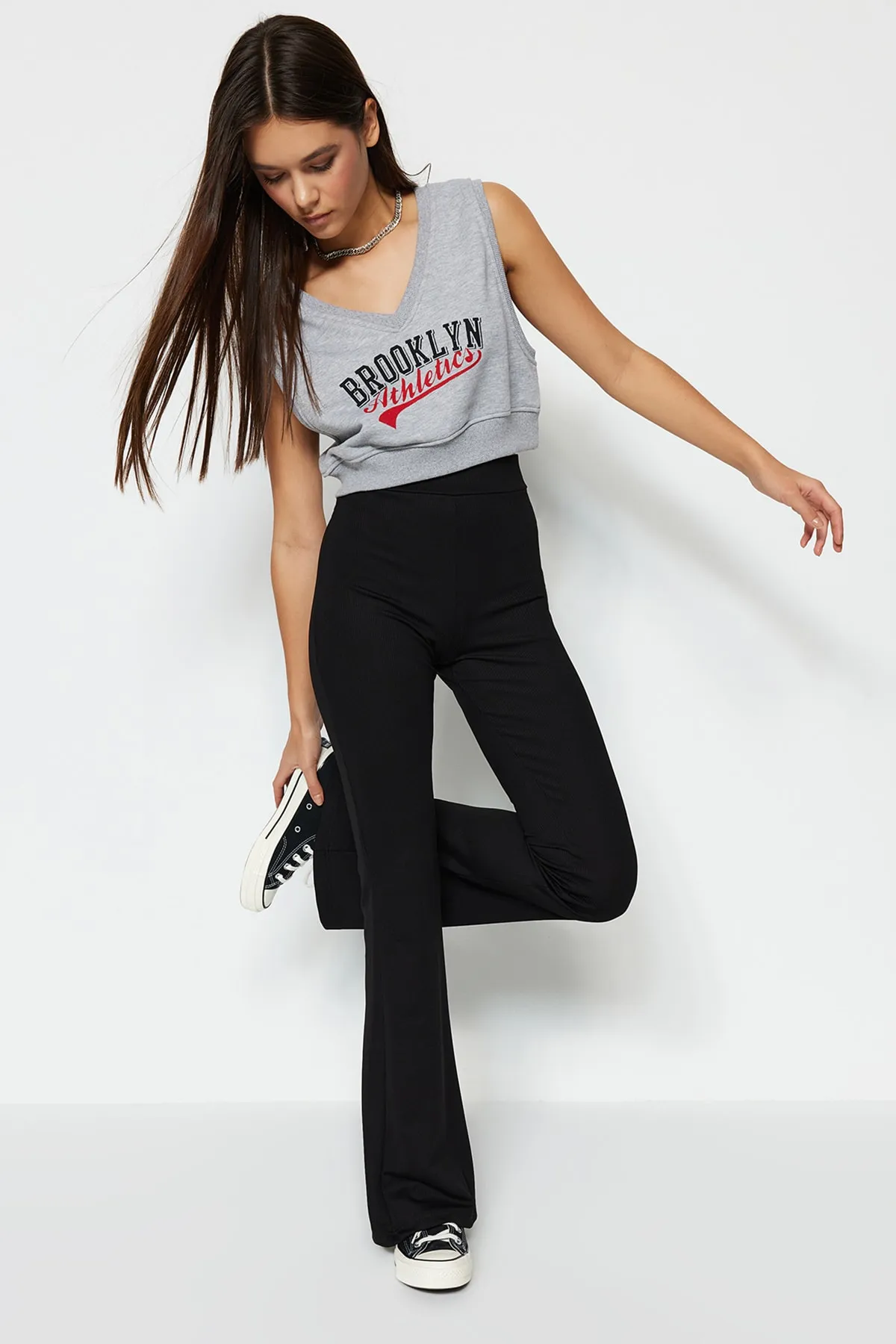 Trendyol Collection  Schwarze, gerippte, ausgestellte/ausgestellte Beine, dehnbare Strick-Leggings mit hoher Taille und hoher Taille TWOSS23PL00135