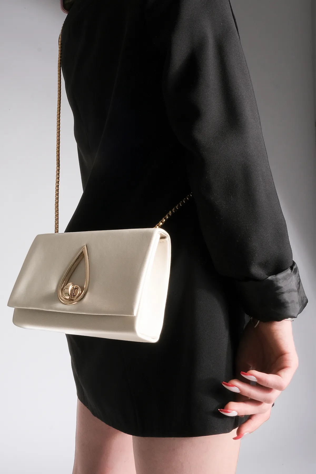 Marjin  Damenhand- und Umhängetasche mit goldenem Kettenriemen Mitoz Beige