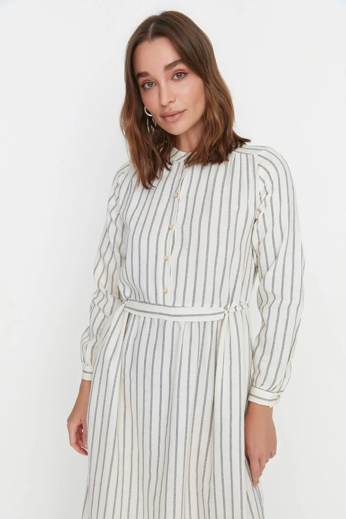 Trendyol Modest  Ecrufarbenes, gewebtes Kleid mit Streifendetail und Taillengürtel TCTSS22EB0229