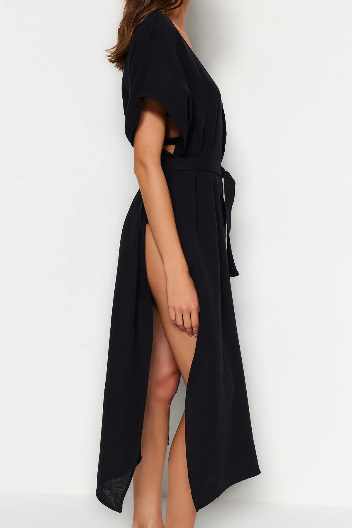 Trendyol Collection  Schwarzer Maxi-Kimono und Kaftan aus gewebtem Musselin mit Gürtel und Schlitz aus 100 % Baumwolle TBESS23KM00019