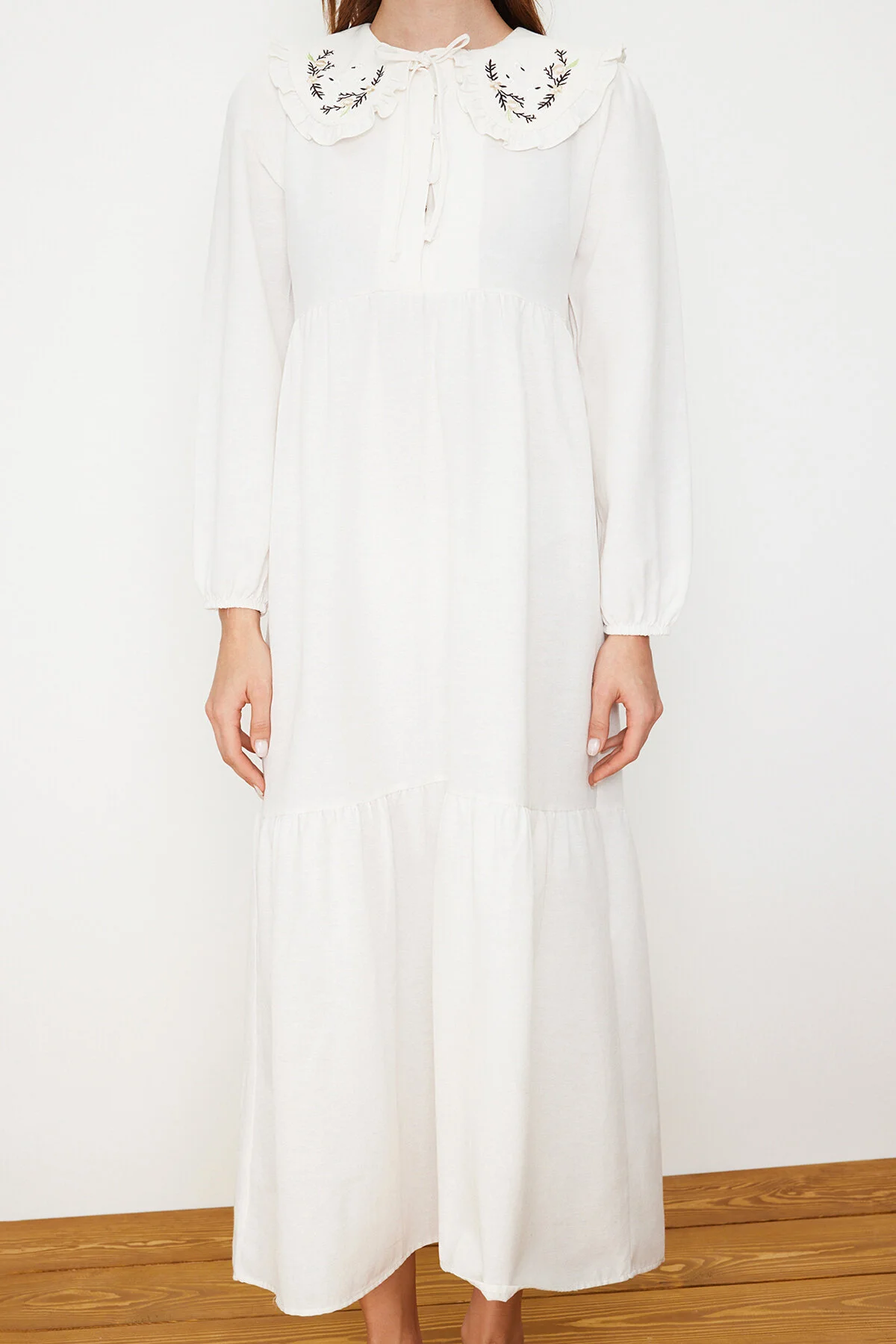 Trendyol Modest  Ecrufarbenes, gewebtes Kleid mit halber Knopfleiste und besticktem Kragen in Leinenoptik TCTSS23EB00257