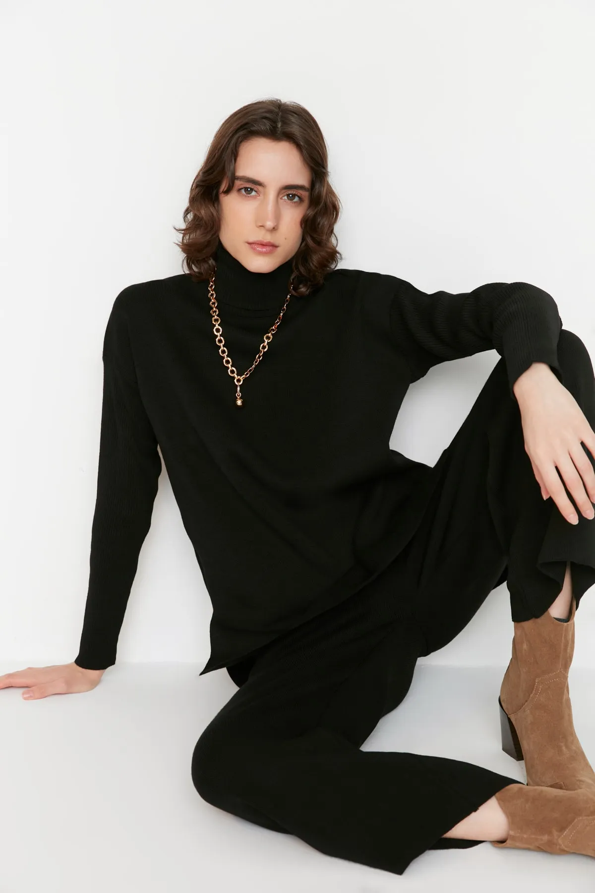 Trendyol Collection  Schwarzes Rollkragenpullover-Hosen-Set aus Strickoberteil und -unterteil mit Schlitzdetail TWOAW22AU0102