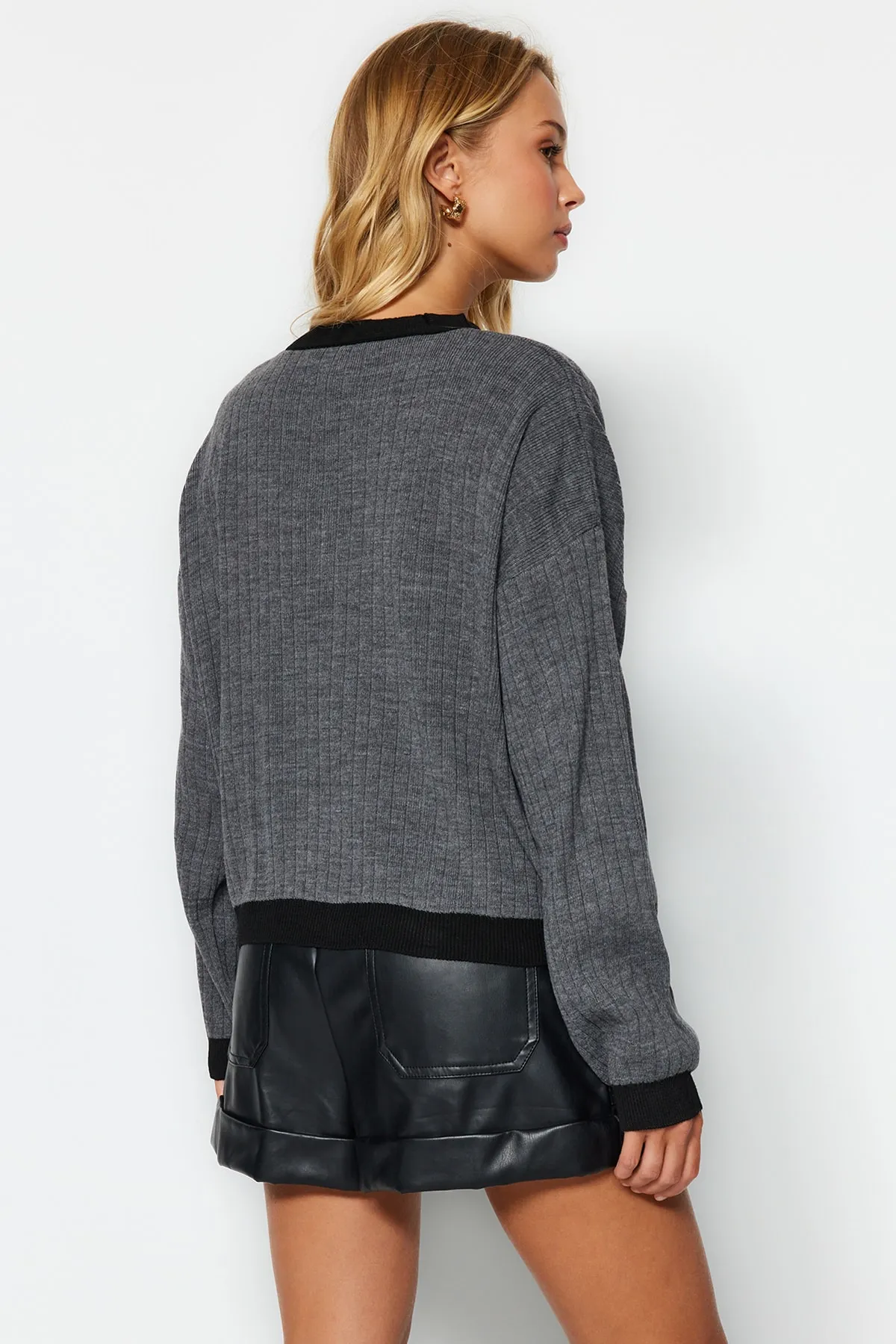 Trendyol Collection  Anthrazitfarbene Strick-Cardigan mit Farbblockdesign TWOAW24HI00161