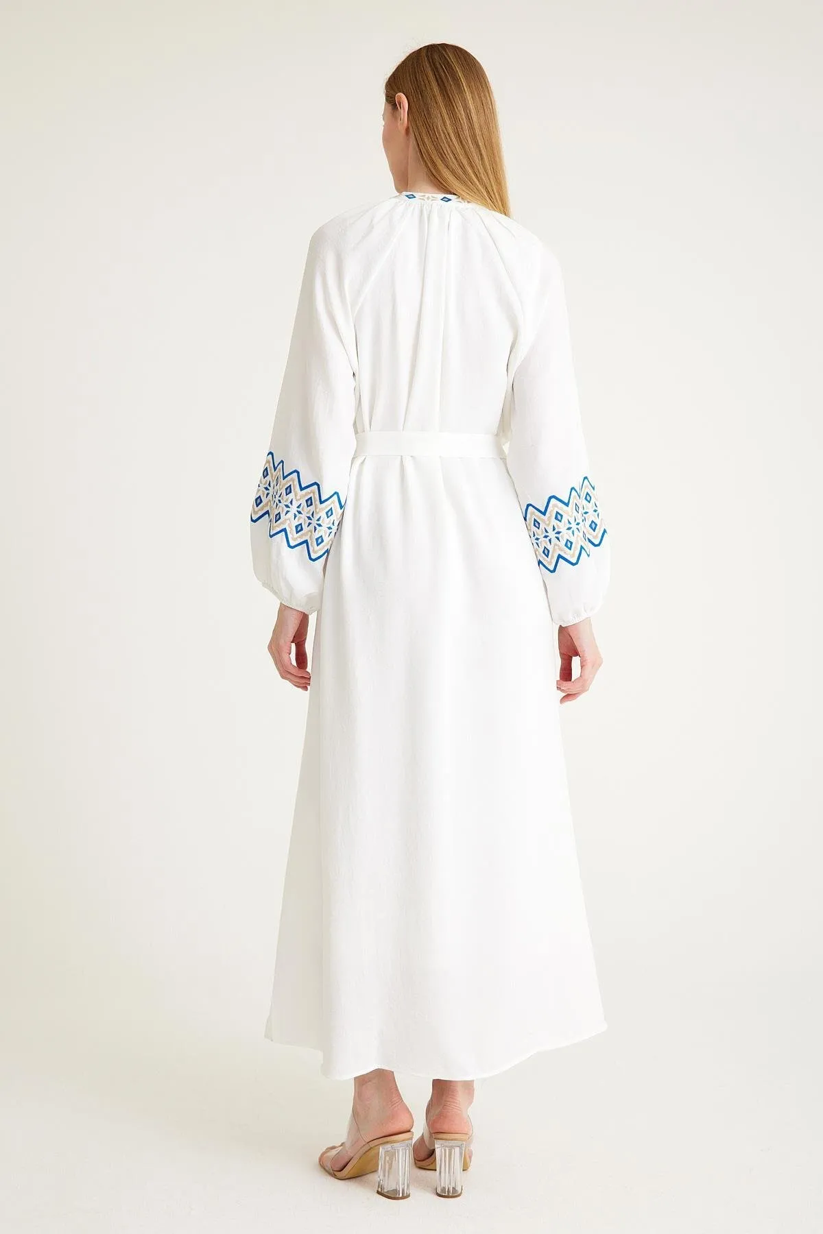 Olcay  WEISSES Kleid mit Chief-Kragen und Stickerei-Details 2604-EY
