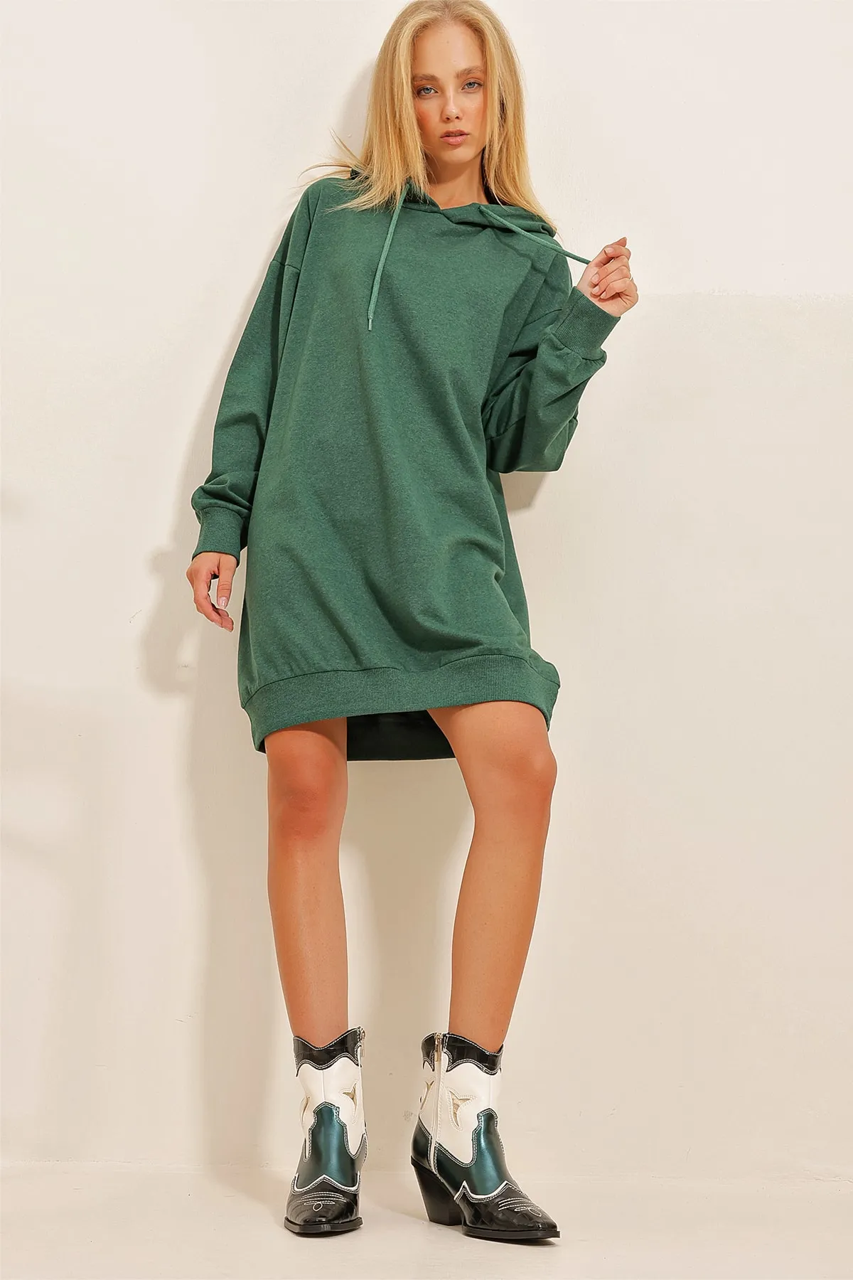 Trend Alaçatı Stili  Damen-Sweatshirtkleid in Walnussgrün mit Kapuze ALC-018-109-TE