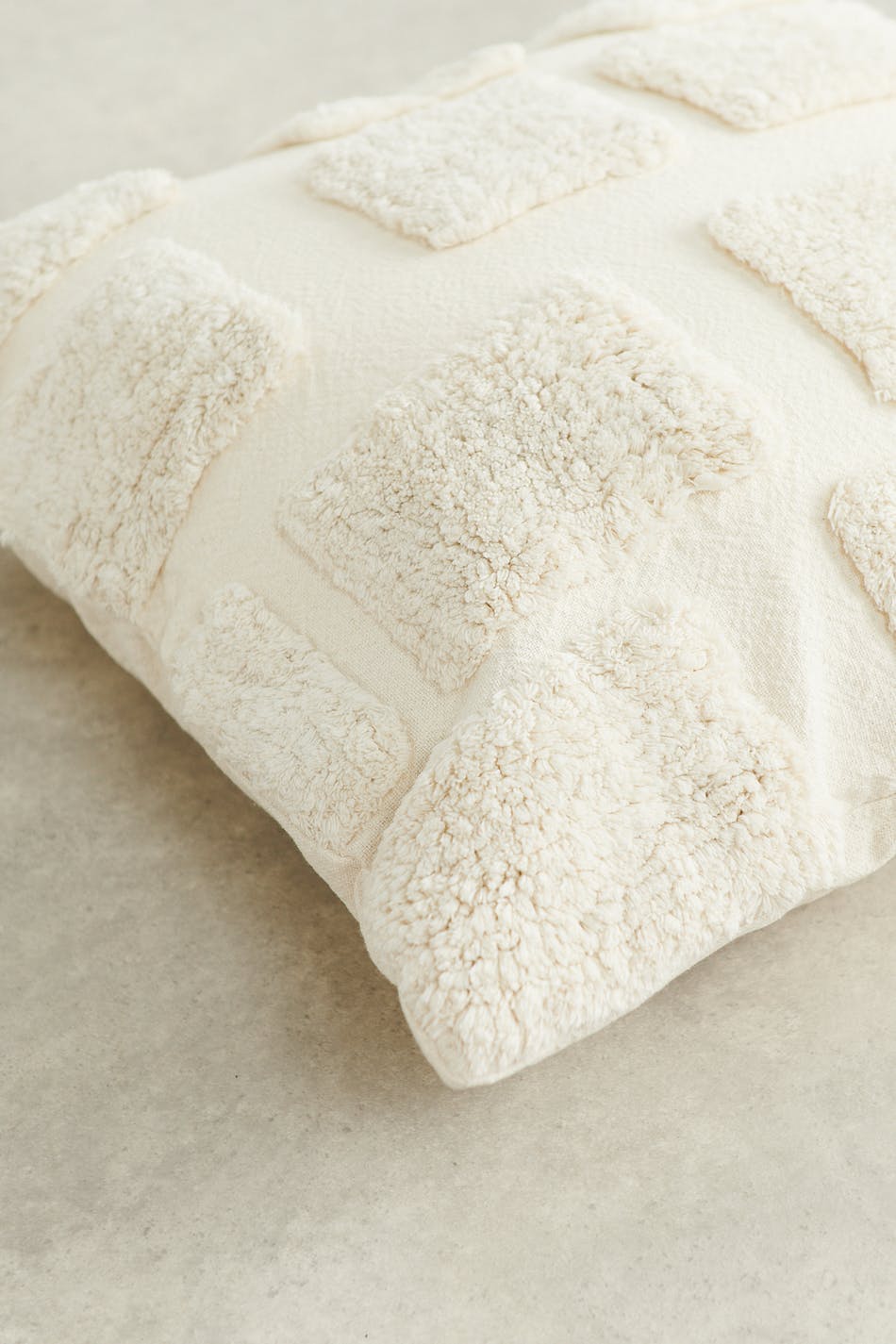 Tufted cushion cover