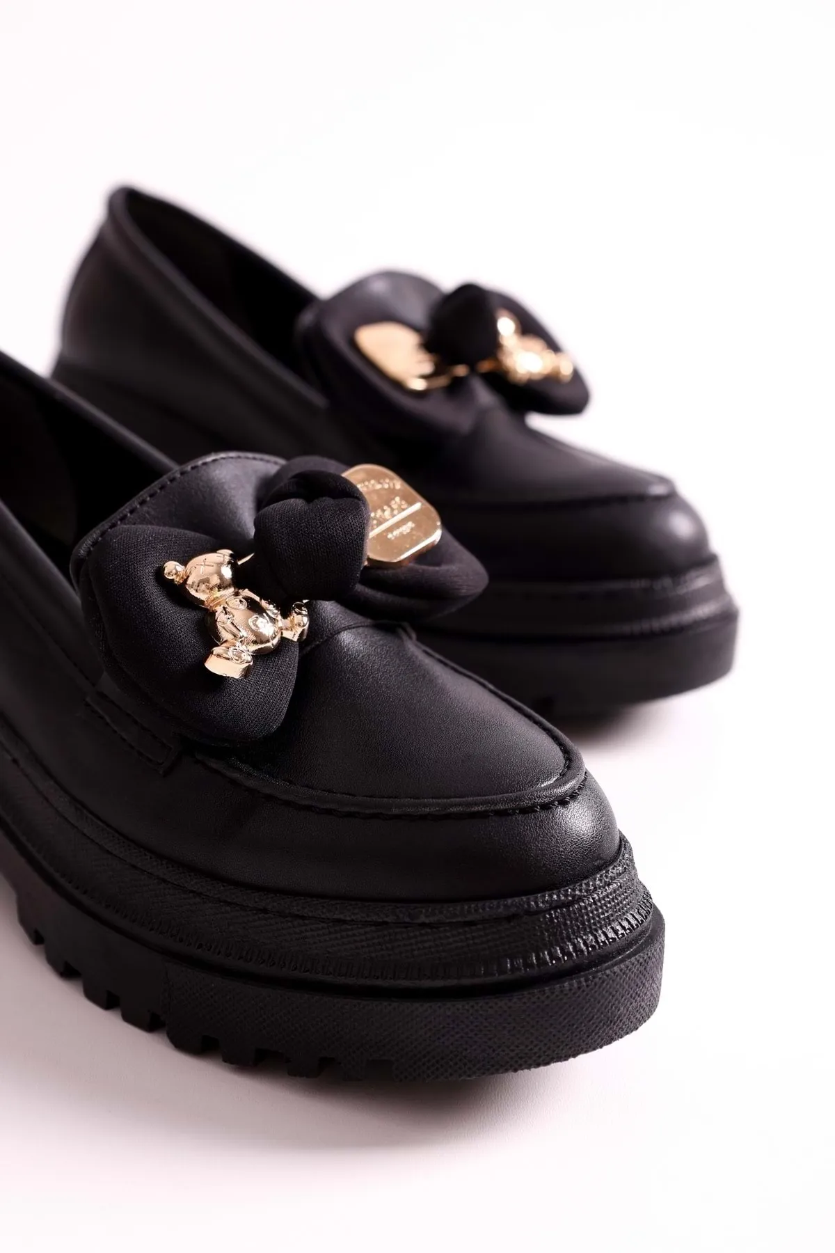 Shoeberry  Damen Astor Black Skin Loafer mit dicker Sohle und Schleife, Black Skin